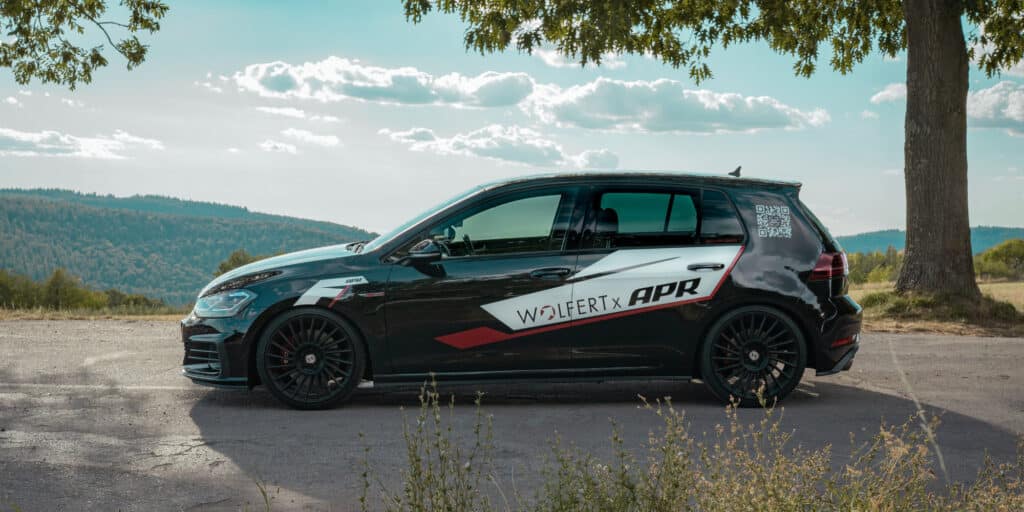 Folierter 7er Golf GTI mit der Aufschrift Wolfert x APR