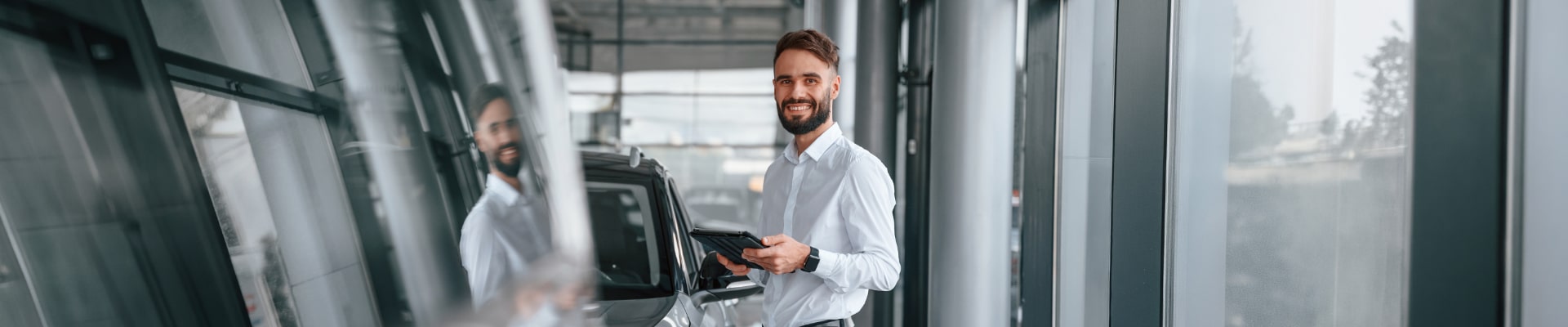 automobilverkäufer im Verkaufsraum