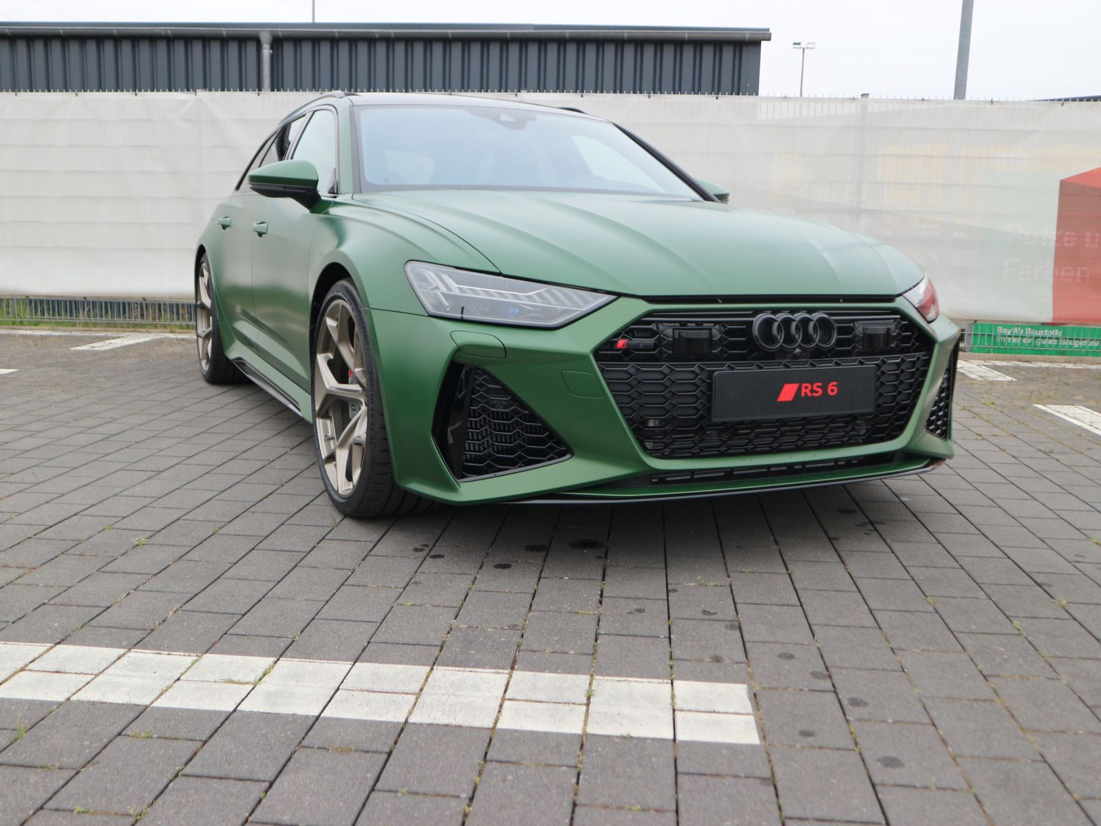 Fahrzeugabbildung Audi RS 6 Avant performance tiptronic*SONOMAGRÜN MATT*