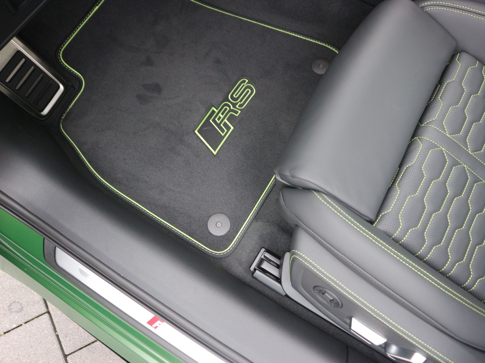 Fahrzeugabbildung Audi RS 6 Avant performance tiptronic*SONOMAGRÜN MATT*
