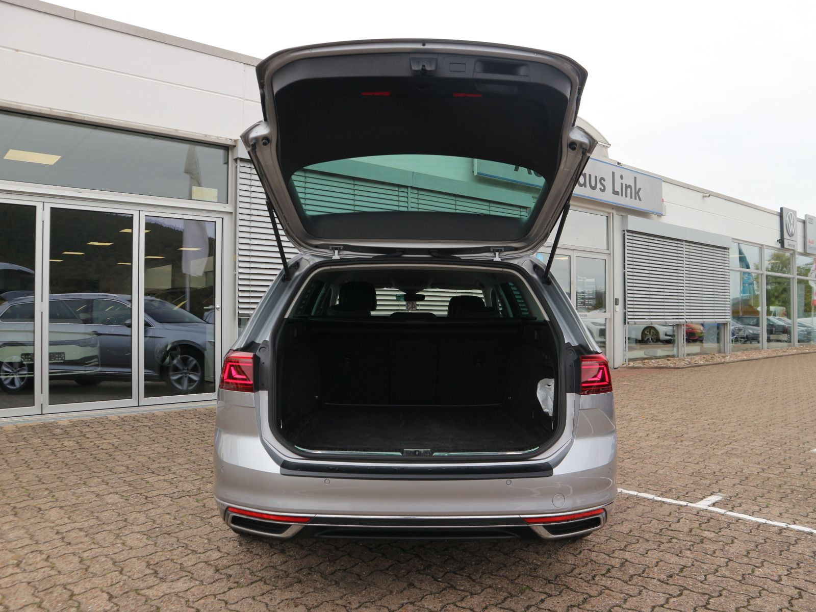 Fahrzeugabbildung Volkswagen Passat Variant Elegance 2.0 TDI DSG MATRIX AHK RFK NAVI CARPLAY