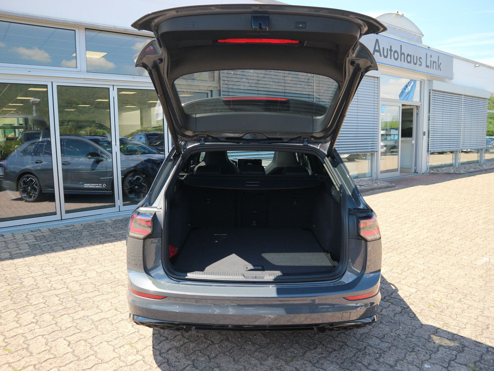 Fahrzeugabbildung Volkswagen Golf Variant R-Line 2,0 l TDI SCR (150 PS) DSG *AHK*HARMAN KARDON*PANORAMA*STANDHZG*