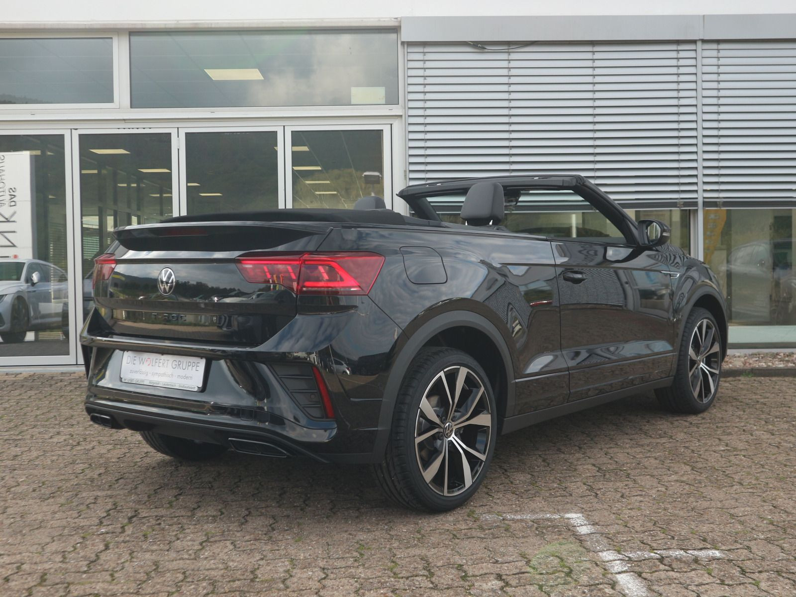 Fahrzeugabbildung Volkswagen T-Roc Cabriolet R-Line 1.5 TSI OPF (150 PS) DSG *AHK*NAVI*BLACKSTYLE*19 ZOLL*
