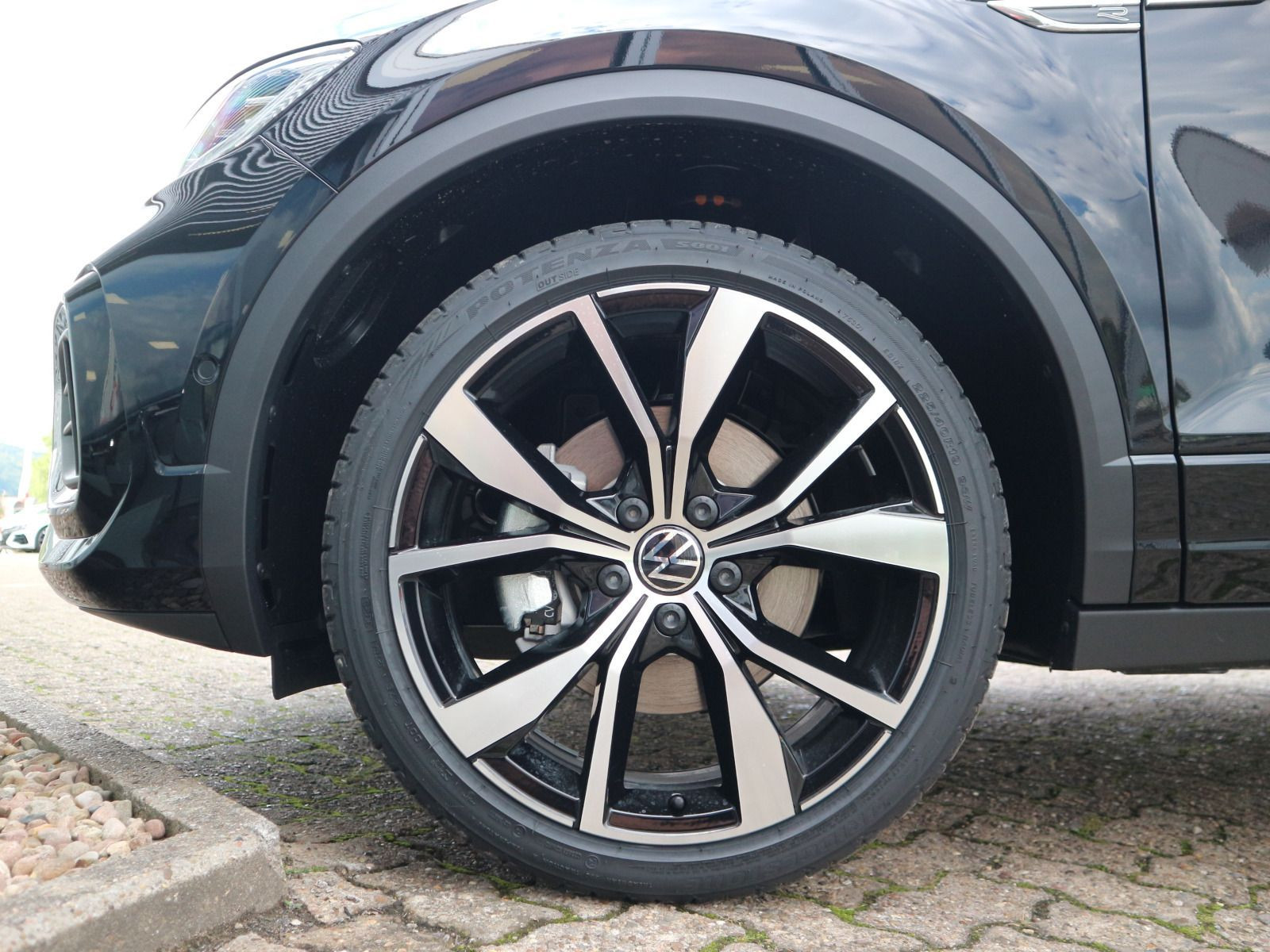 Fahrzeugabbildung Volkswagen T-Roc Cabriolet R-Line 1.5 TSI OPF (150 PS) DSG *AHK*NAVI*BLACKSTYLE*19 ZOLL*