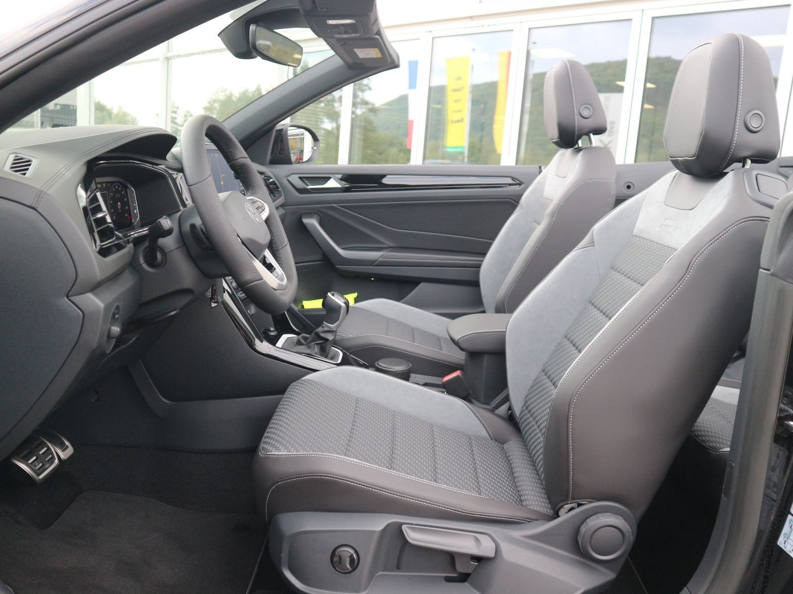Fahrzeugabbildung Volkswagen T-Roc Cabriolet R-Line 1.5 TSI OPF (150 PS) DSG *AHK*NAVI*BLACKSTYLE*19 ZOLL*