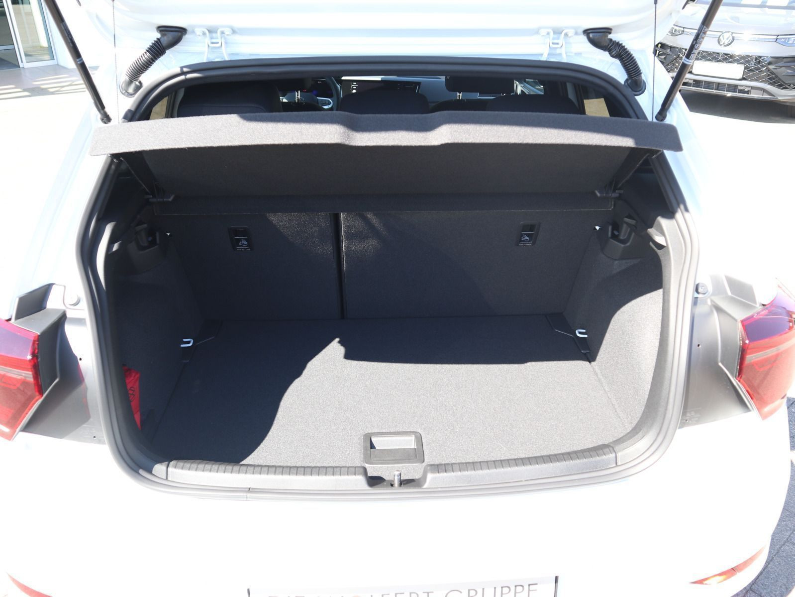 Fahrzeugabbildung Volkswagen Polo R-Line 1,0 l TSI OPF (116 PS) DSG*WINTERRÄDER*NAVI*RFK*