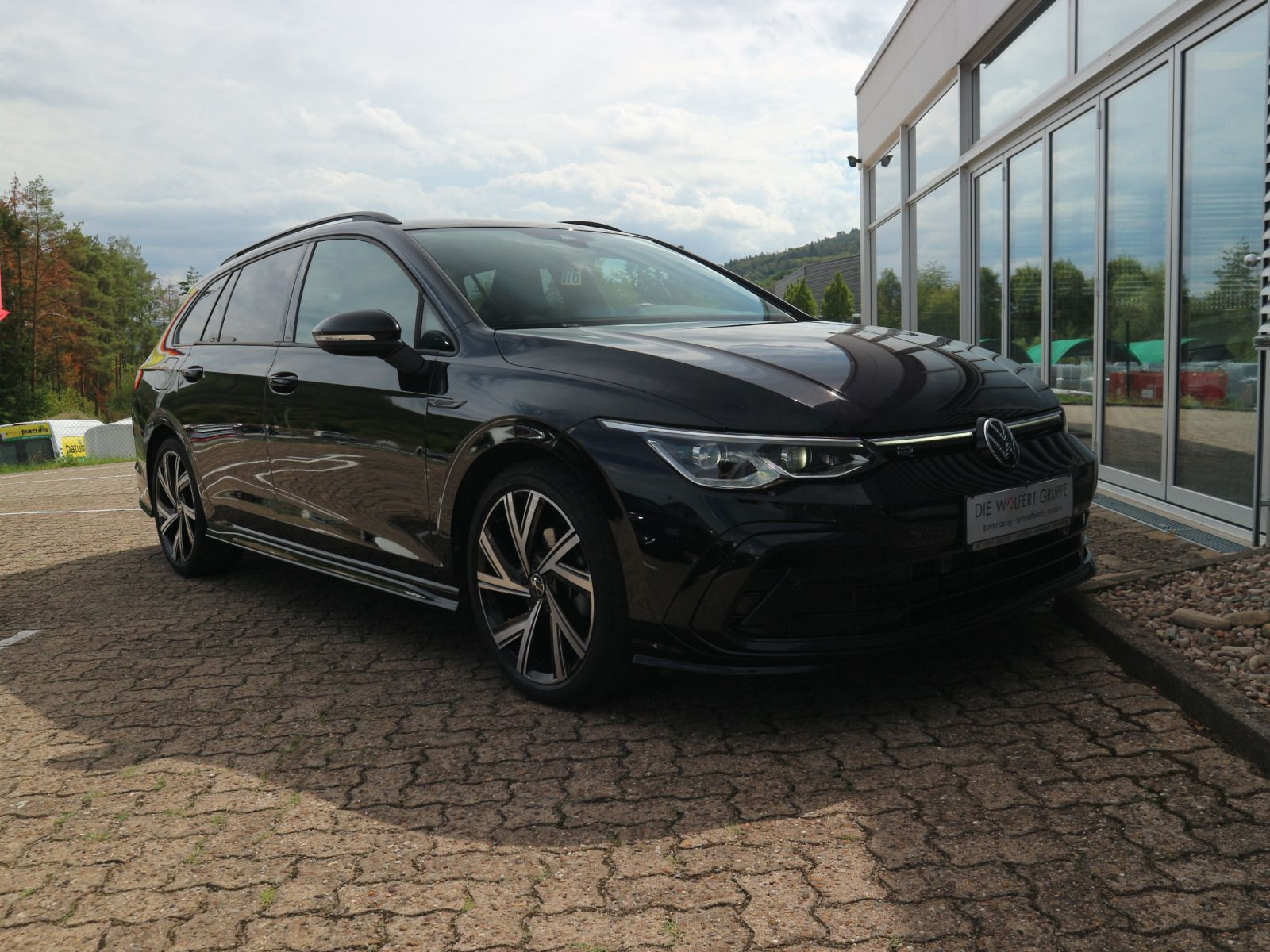 Fahrzeugabbildung Volkswagen Golf Variant R-Line 1.5 TSI AHK MATRIX HK PDC