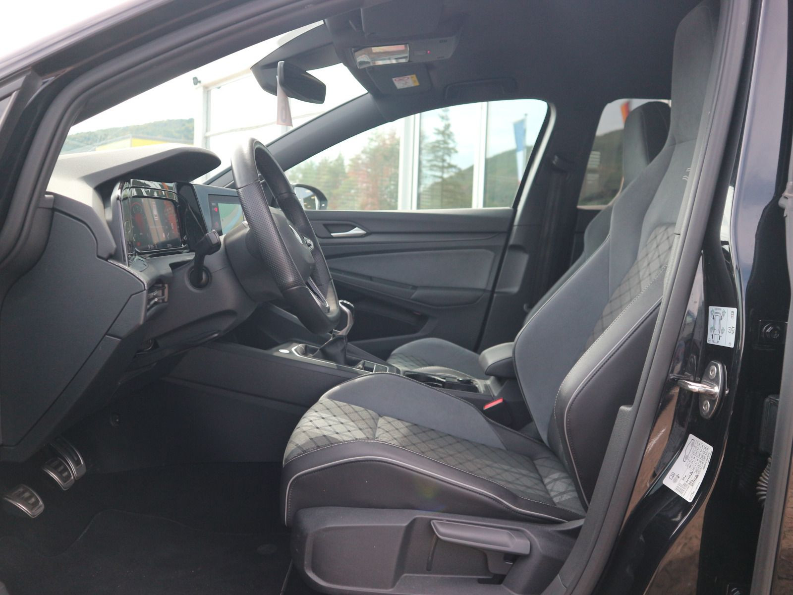 Fahrzeugabbildung Volkswagen Golf Variant R-Line 1.5 TSI AHK MATRIX HK PDC