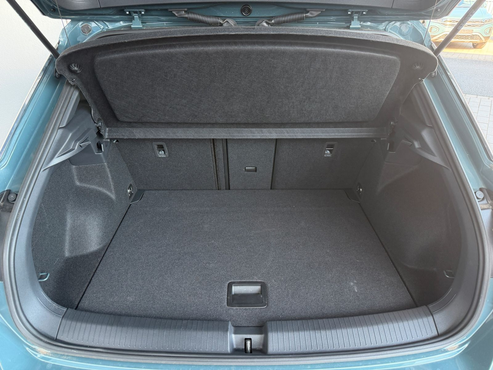 Fahrzeugabbildung Volkswagen T-Roc R-Line 2.0 TDI DSG AHK RFK NAVI ACC