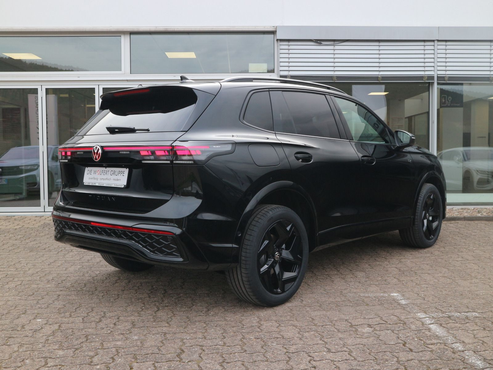 Fahrzeugabbildung Volkswagen Tiguan R-Line 1,5 eHybrid OPF (150 PS) / (115 PS) DSG*AHK*WINTERRÄDER*NAVI*