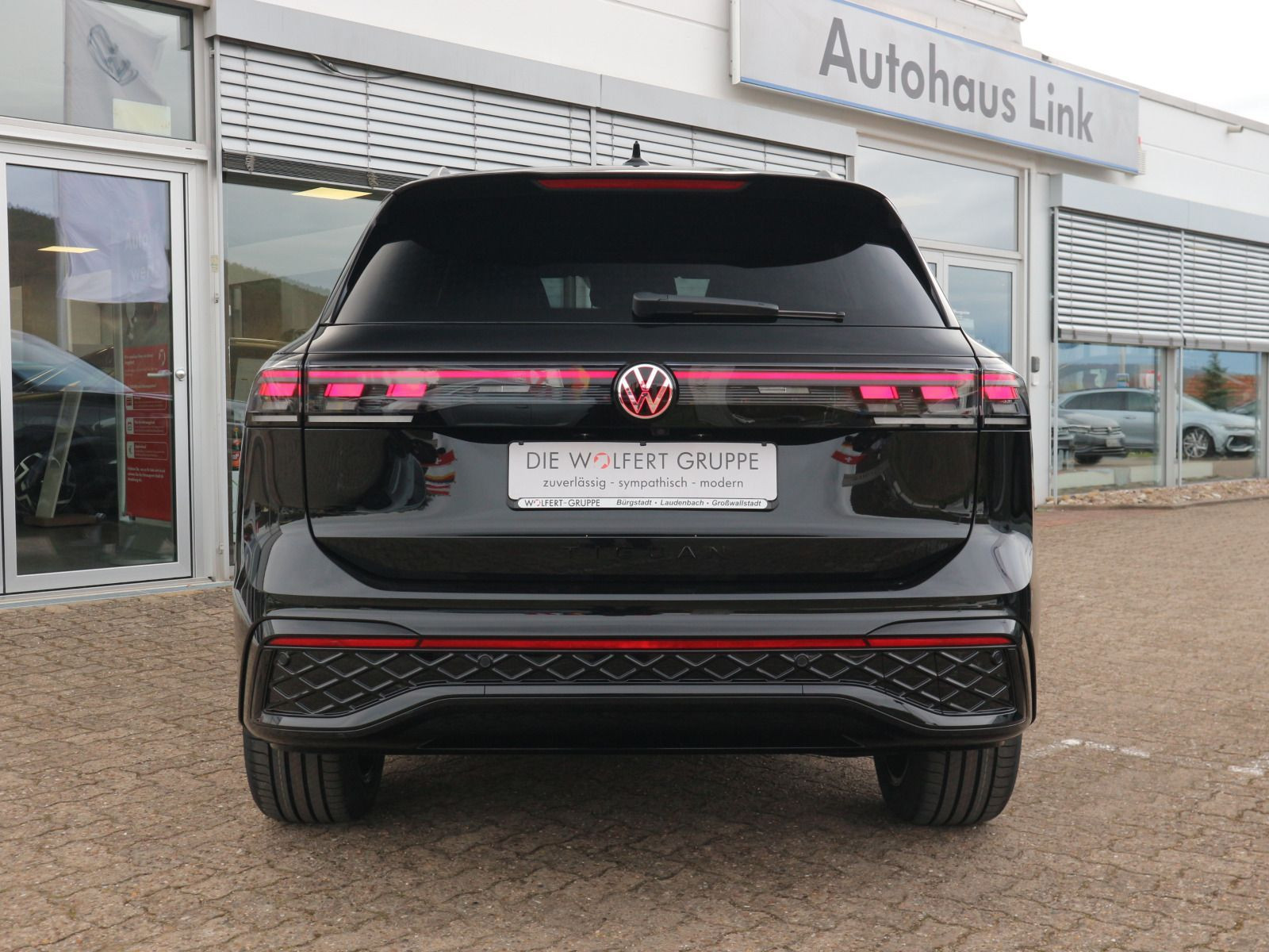 Fahrzeugabbildung Volkswagen Tiguan R-Line 1,5 eHybrid OPF (150 PS) / (115 PS) DSG*AHK*WINTERRÄDER*NAVI*