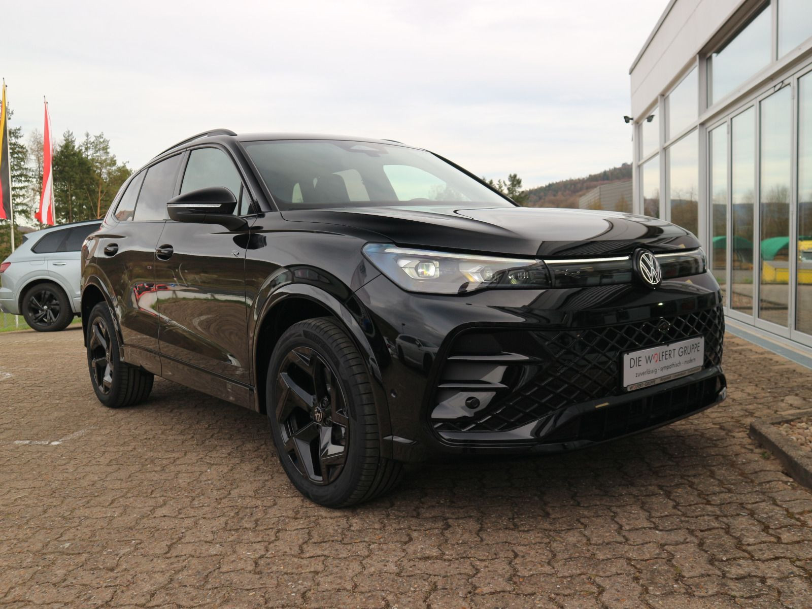 Fahrzeugabbildung Volkswagen Tiguan R-Line 1,5 eHybrid OPF (150 PS) / (115 PS) DSG*AHK*WINTERRÄDER*NAVI*