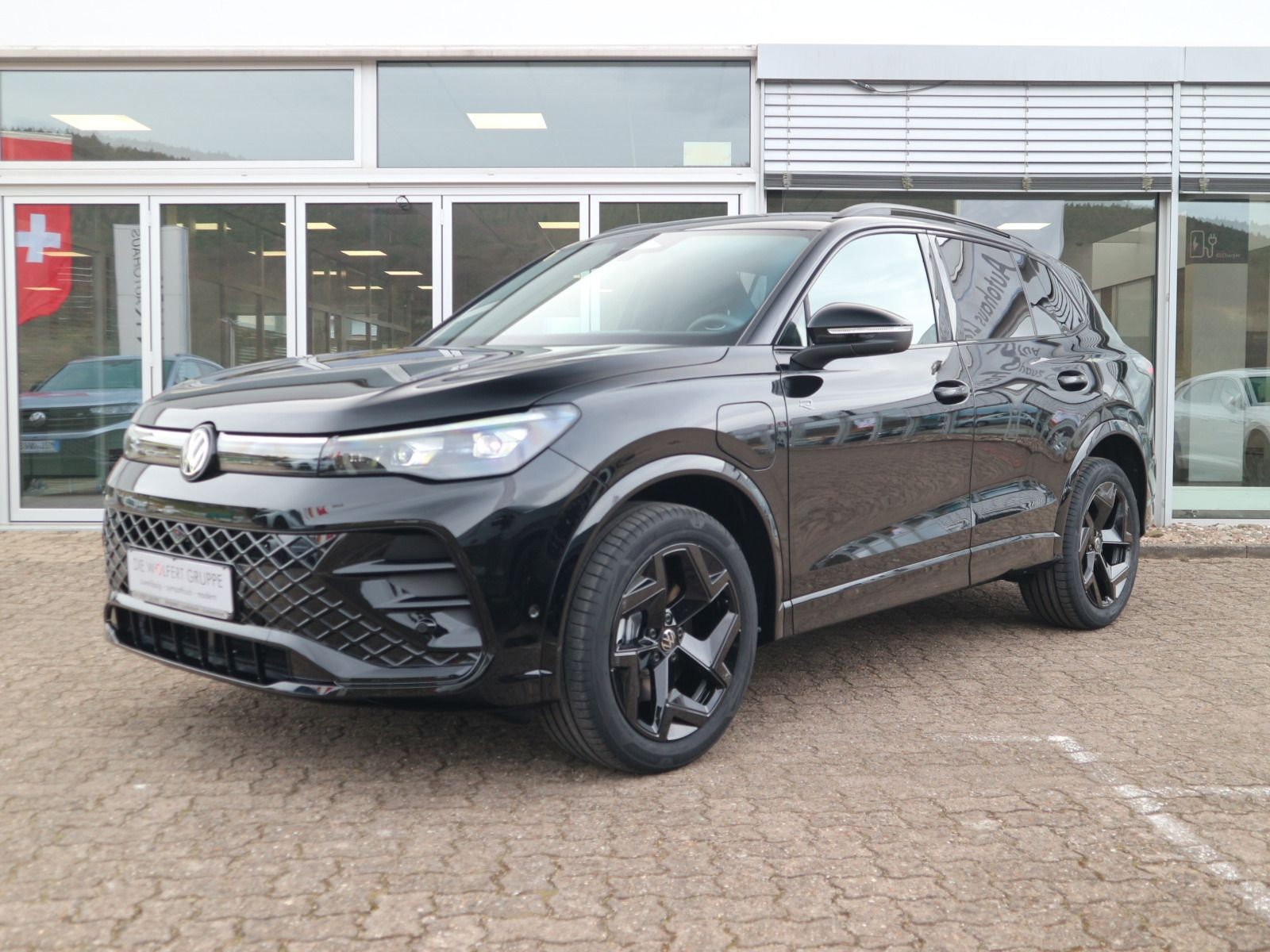 Fahrzeugabbildung Volkswagen Tiguan R-Line 1,5 eHybrid OPF (150 PS) / (115 PS) DSG*AHK*WINTERRÄDER*NAVI*