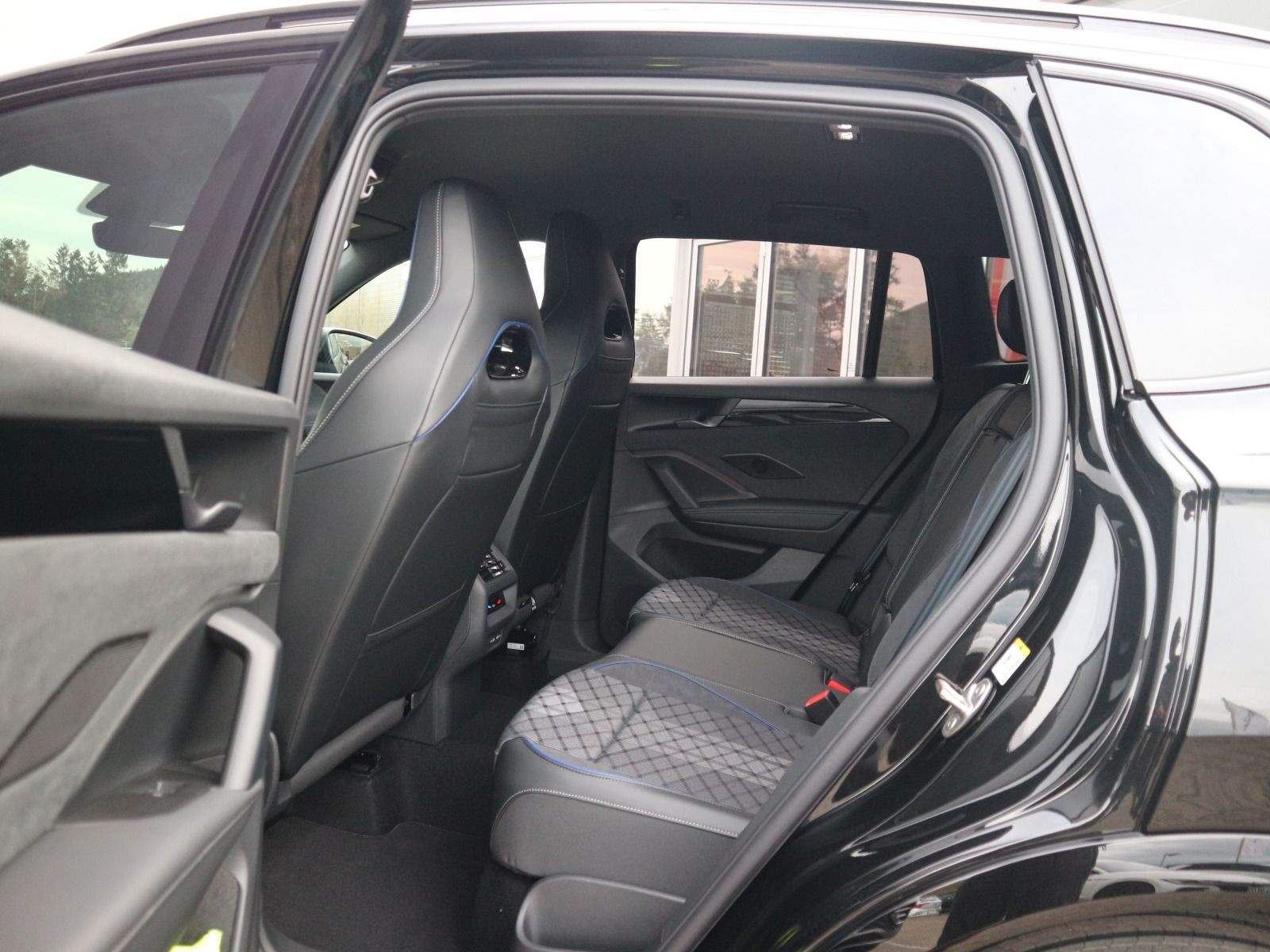 Fahrzeugabbildung Volkswagen Tiguan R-Line 1,5 eHybrid OPF (150 PS) / (115 PS) DSG*AHK*WINTERRÄDER*NAVI*