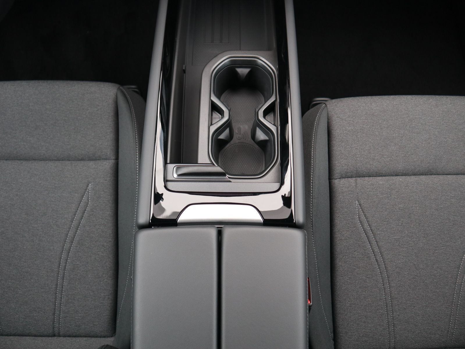 Fahrzeugabbildung Volkswagen ID.7 Tourer Pro (286 PS) 77 kWh Automatik *AHK*NAVI*WÄRMEPUMPE*GANZJAHRESREIFEN*