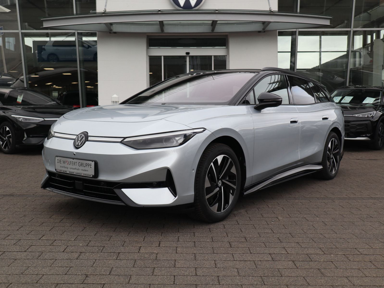 Fahrzeugabbildung Volkswagen ID.7 Tourer Pro (286 PS) 77 kWh Automatik *AHK*NAVI*WÄRMEPUMPE*GANZJAHRESREIFEN*