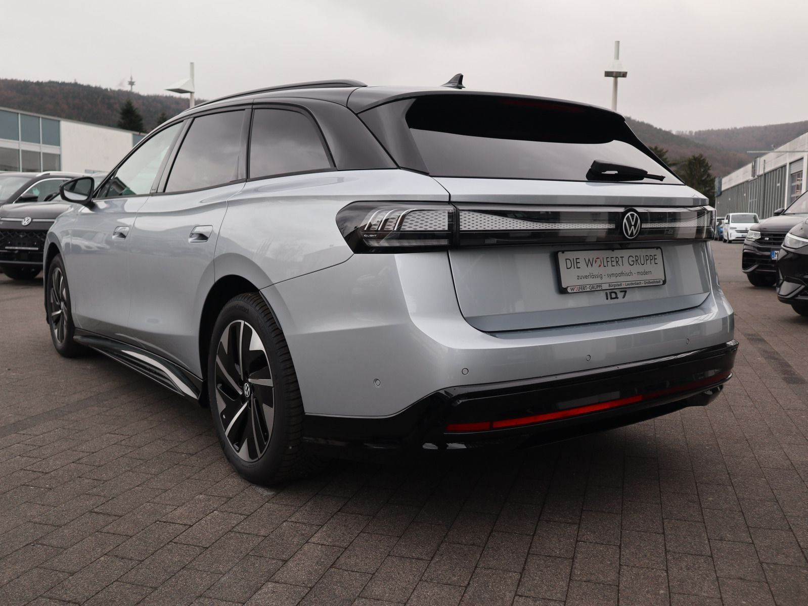 Fahrzeugabbildung Volkswagen ID.7 Tourer Pro (286 PS) 77 kWh Automatik *AHK*NAVI*WÄRMEPUMPE*GANZJAHRESREIFEN*