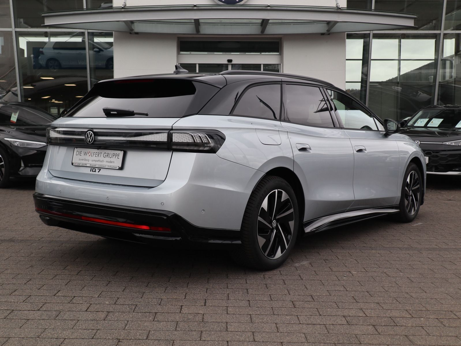 Fahrzeugabbildung Volkswagen ID.7 Tourer Pro (286 PS) 77 kWh Automatik *AHK*NAVI*WÄRMEPUMPE*GANZJAHRESREIFEN*
