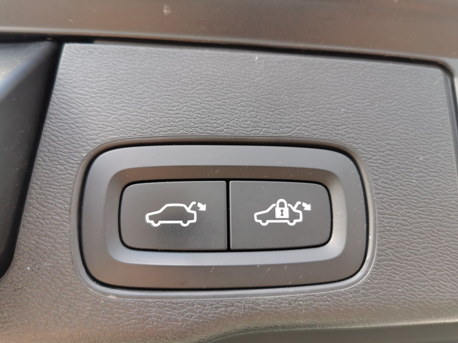 Fahrzeugabbildung Volvo XC 60 T6 AWD R Design Recharge+AHK+STANDH+HEADUP