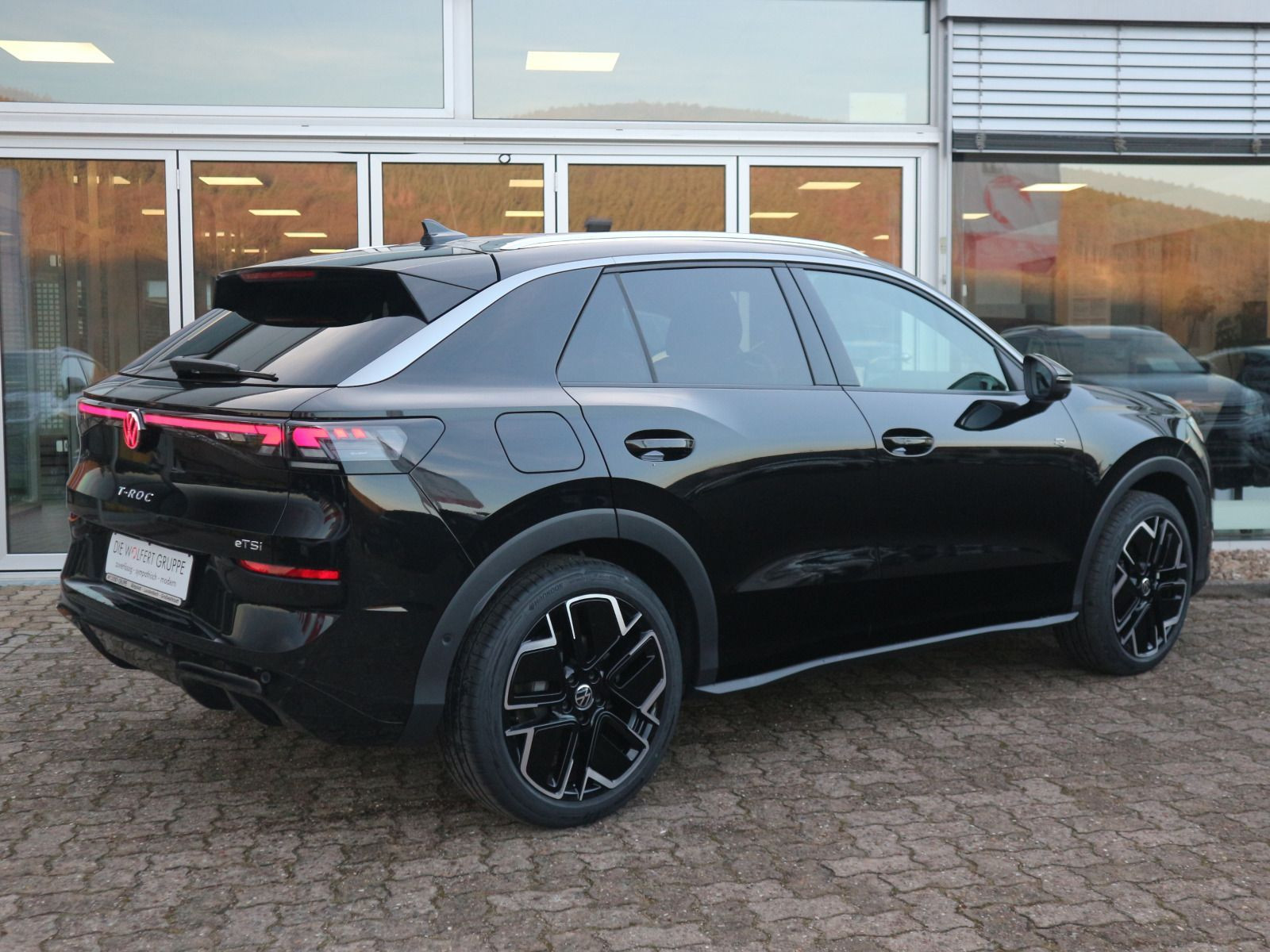 Fahrzeugabbildung Volkswagen T-Roc R-Line 1.5 eTSI OPF (150 PS) DSG *AHK*WINTERRÄDER*NAVI*NEUES MODELL*