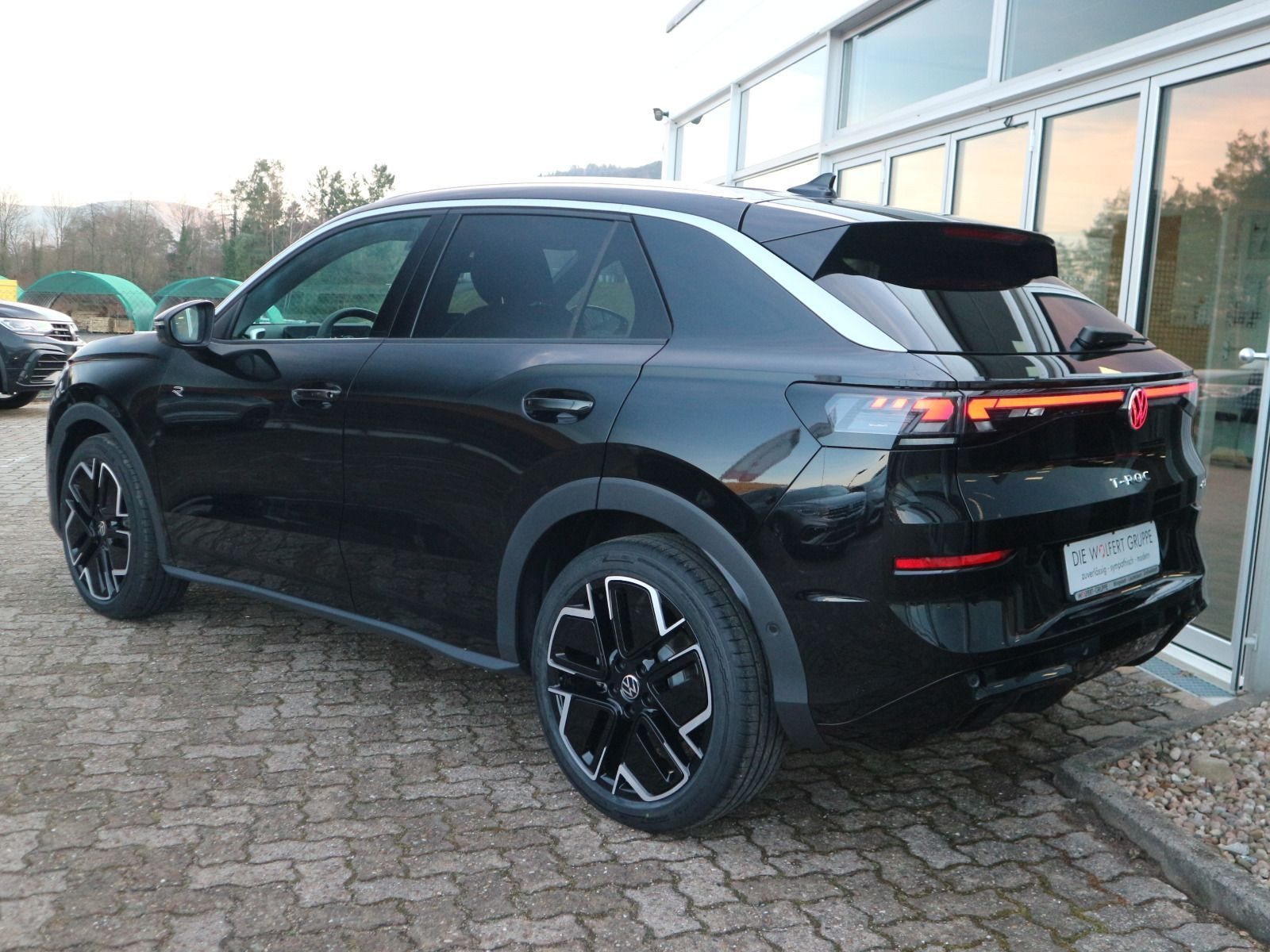 Fahrzeugabbildung Volkswagen T-Roc R-Line 1.5 eTSI OPF (150 PS) DSG *AHK*WINTERRÄDER*NAVI*NEUES MODELL*