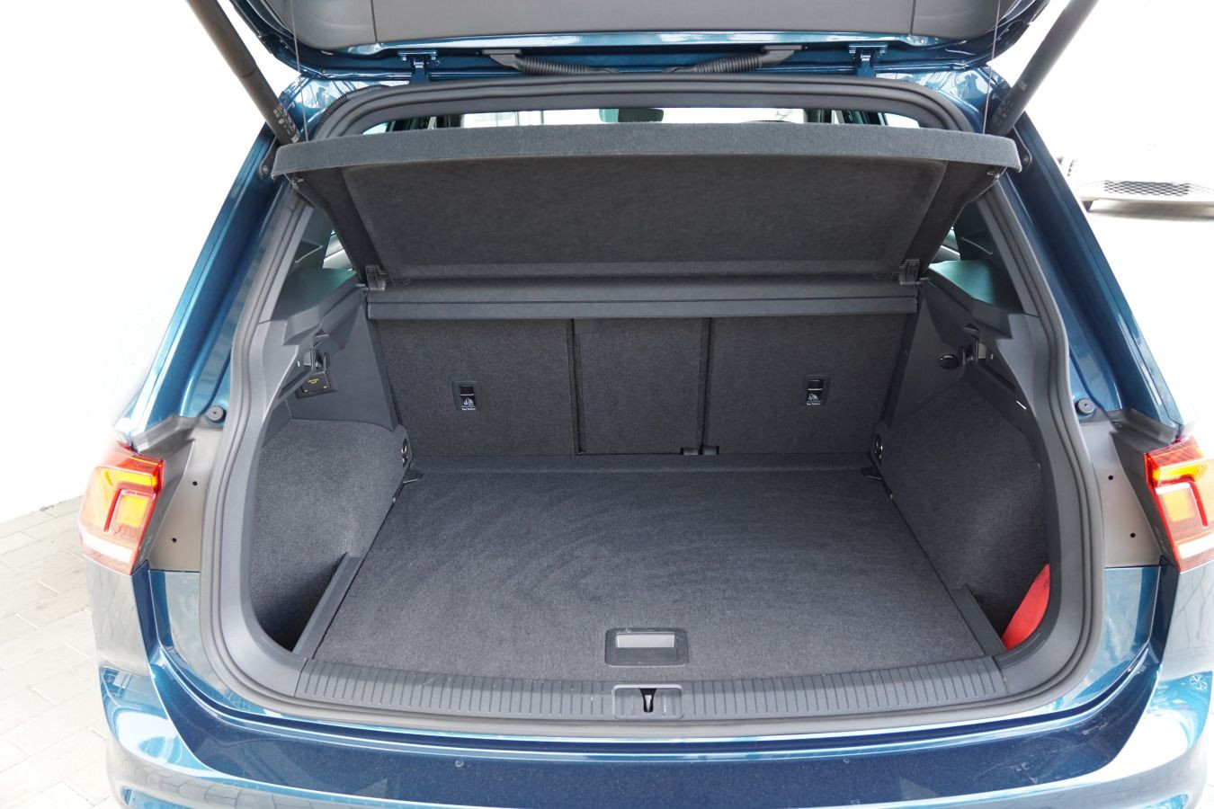Fahrzeugabbildung Volkswagen Tiguan R-Line 2.0 TDI DSG 4Motion STHZG AHK RFK