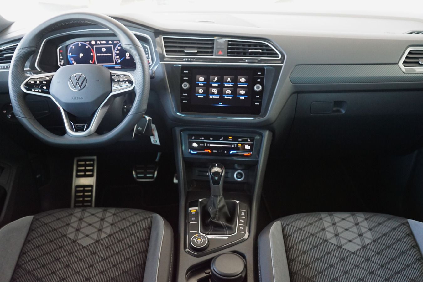 Fahrzeugabbildung Volkswagen Tiguan R-Line 2.0 TDI DSG 4Motion STHZG AHK RFK