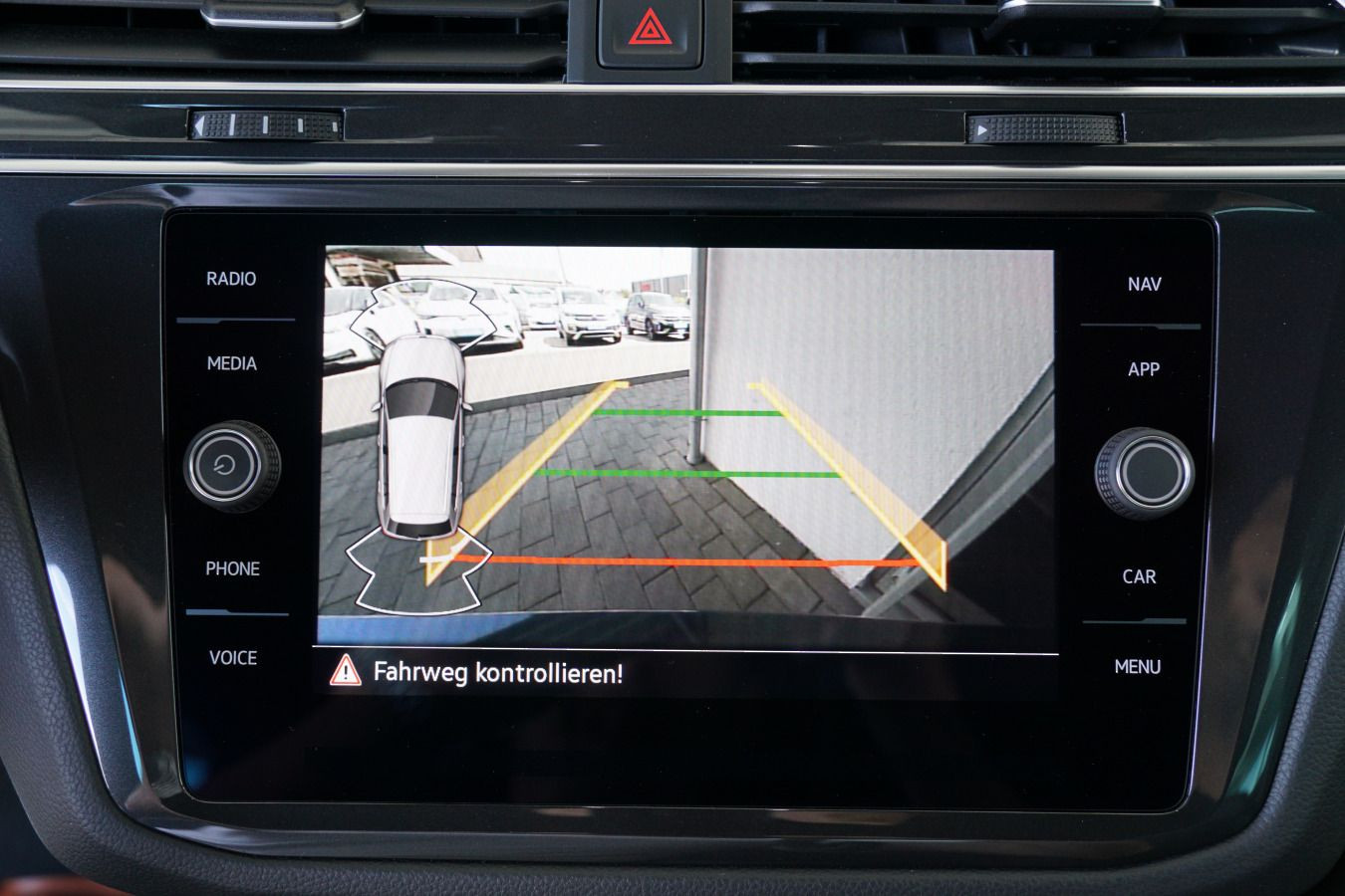 Fahrzeugabbildung Volkswagen Tiguan R-Line 2.0 TDI DSG 4Motion STHZG AHK RFK