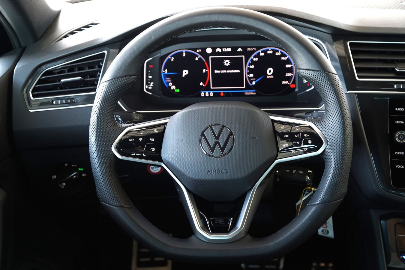 Fahrzeugabbildung Volkswagen Tiguan R-Line 2.0 TDI DSG 4Motion STHZG AHK RFK