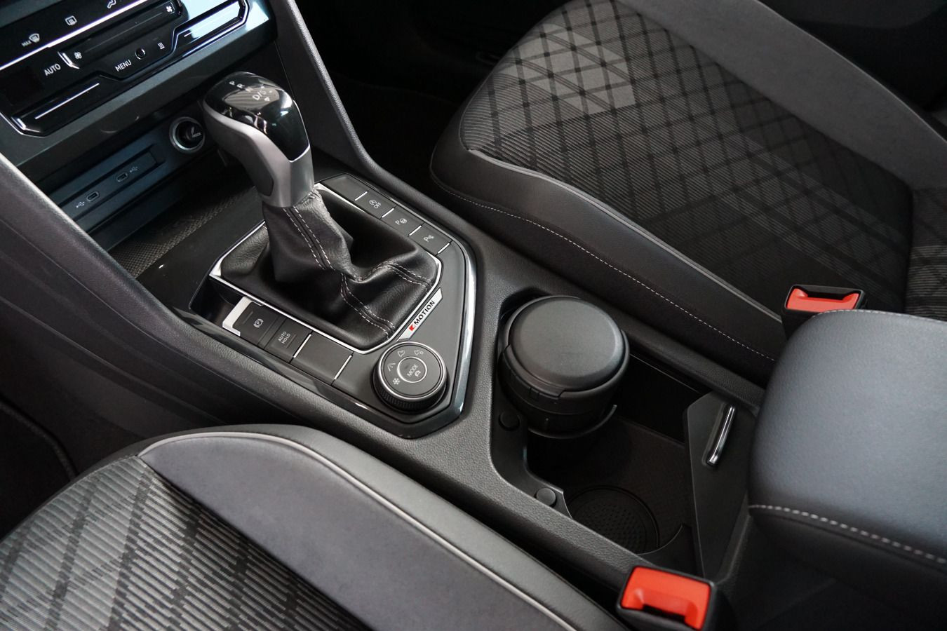 Fahrzeugabbildung Volkswagen Tiguan R-Line 2.0 TDI DSG 4Motion STHZG AHK RFK