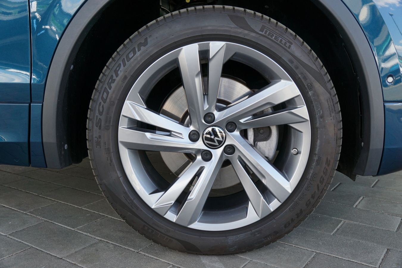 Fahrzeugabbildung Volkswagen Tiguan R-Line 2.0 TDI DSG 4Motion STHZG AHK RFK