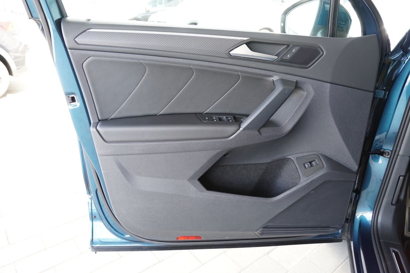 Fahrzeugabbildung Volkswagen Tiguan R-Line 2.0 TDI DSG 4Motion STHZG AHK RFK