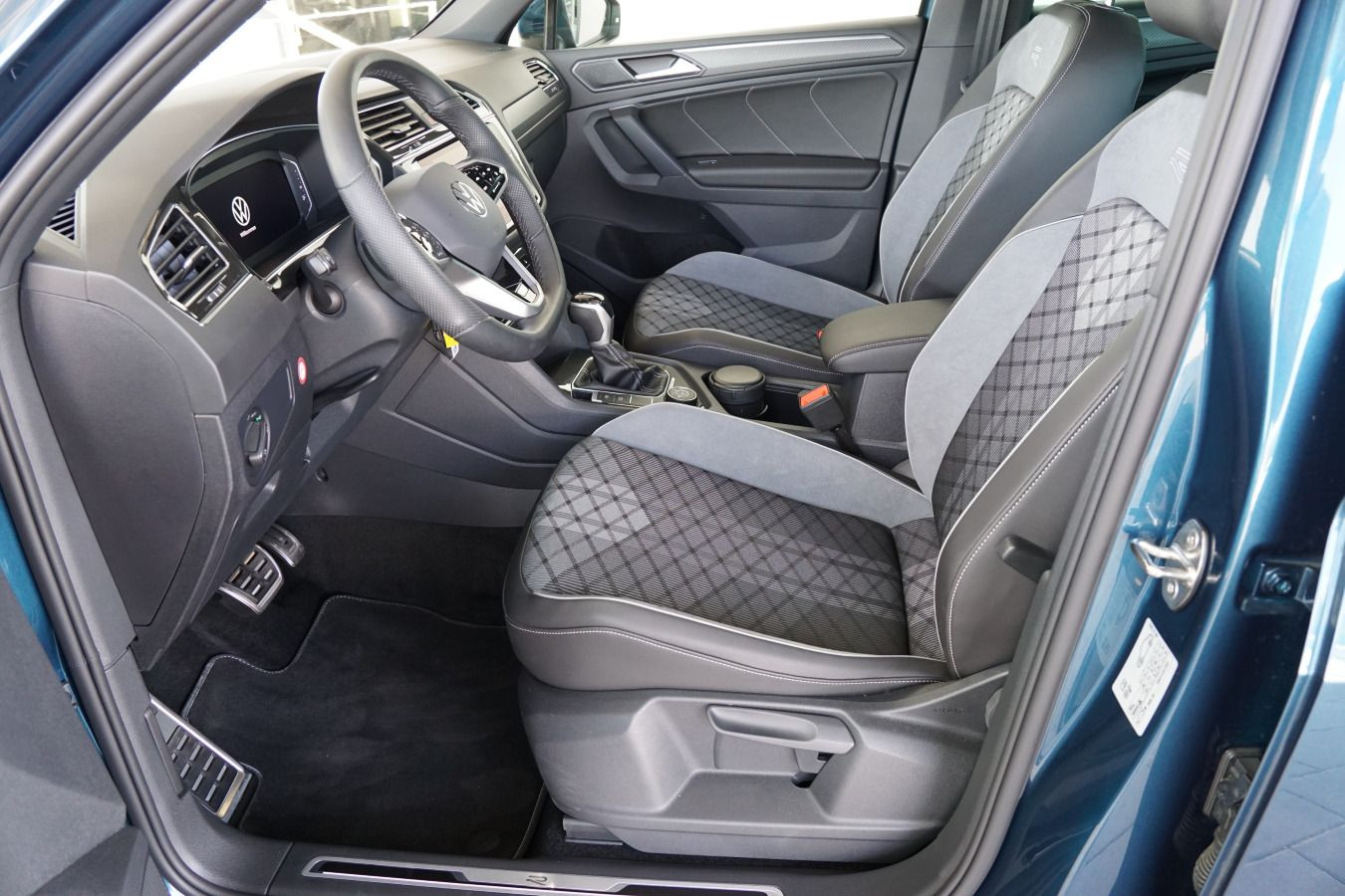 Fahrzeugabbildung Volkswagen Tiguan R-Line 2.0 TDI DSG 4Motion STHZG AHK RFK