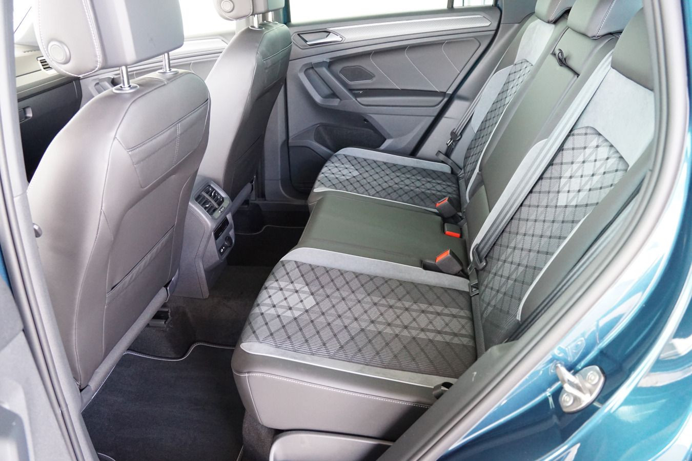 Fahrzeugabbildung Volkswagen Tiguan R-Line 2.0 TDI DSG 4Motion STHZG AHK RFK