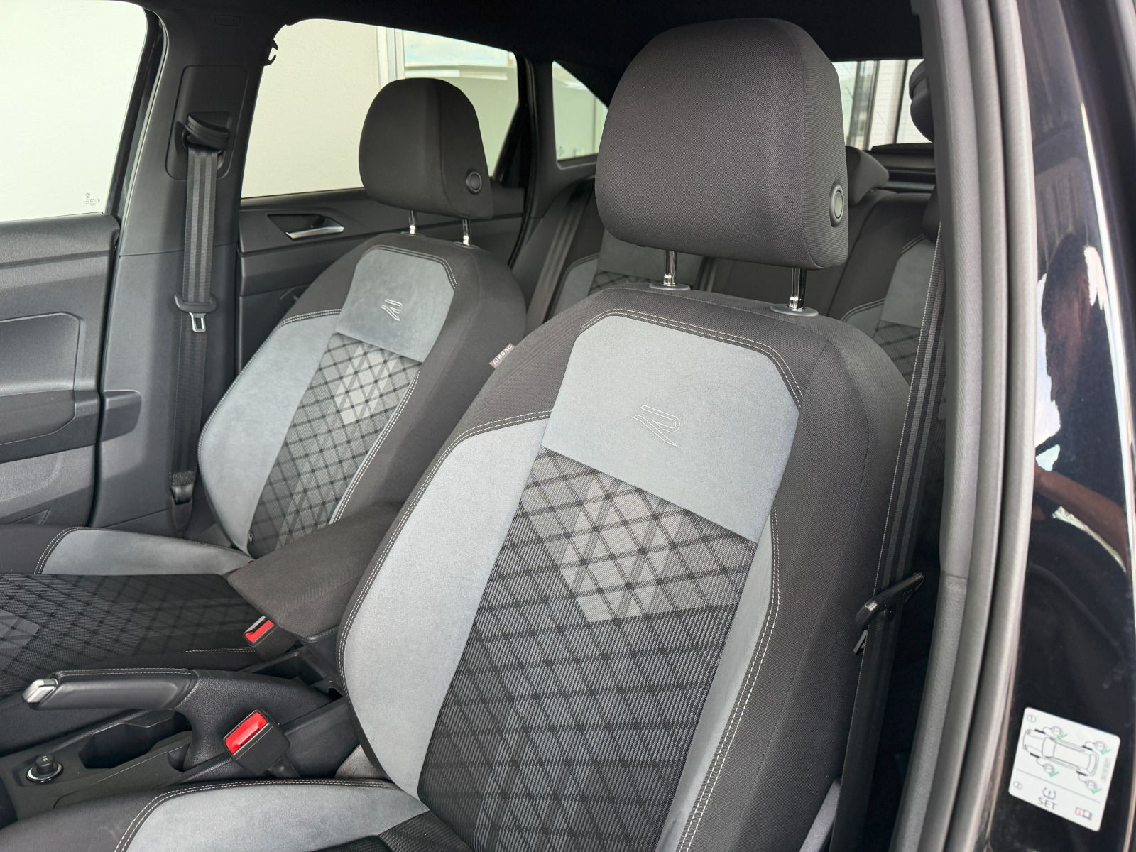 Fahrzeugabbildung Volkswagen Taigo R-Line 1.5 TSI DSG AHK RFK KEYLESS ACC