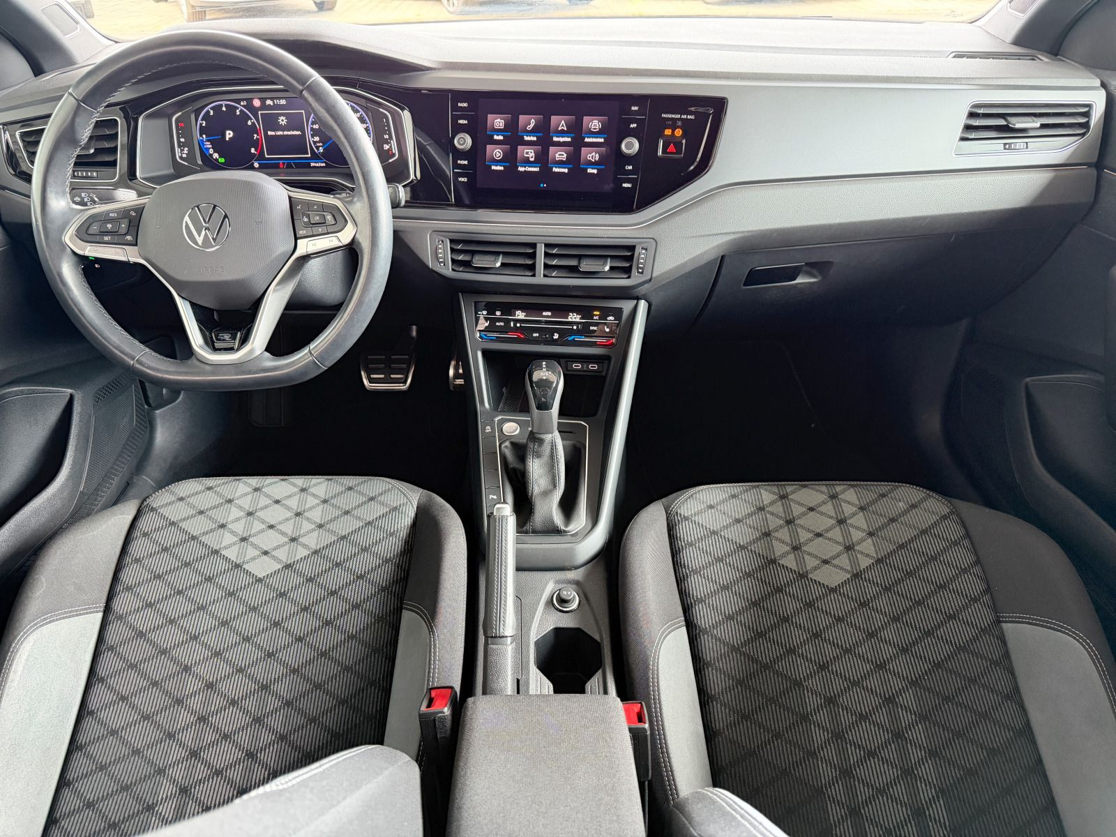 Fahrzeugabbildung Volkswagen Taigo R-Line 1.5 TSI DSG AHK RFK KEYLESS ACC