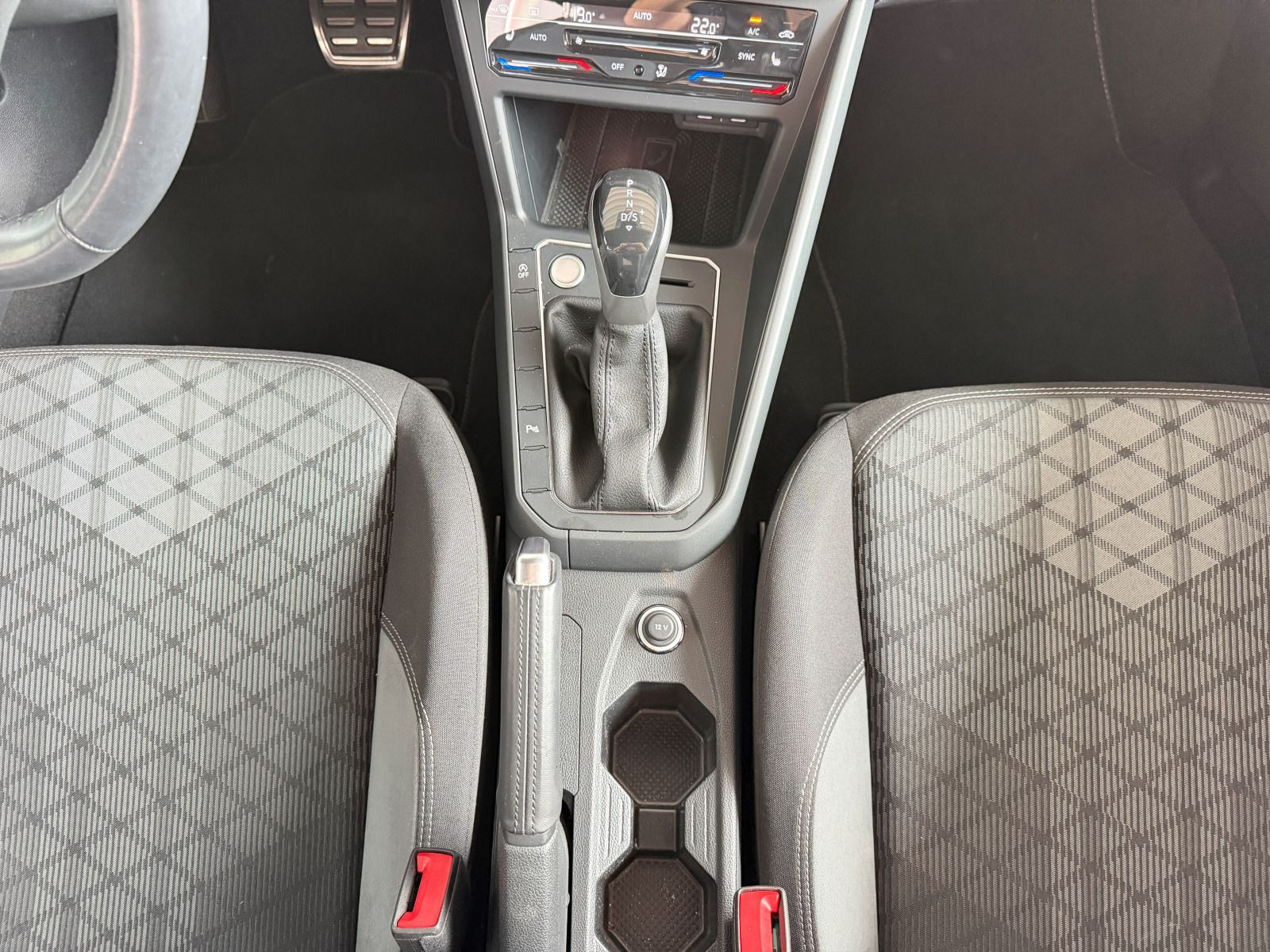 Fahrzeugabbildung Volkswagen Taigo R-Line 1.5 TSI DSG AHK RFK KEYLESS ACC