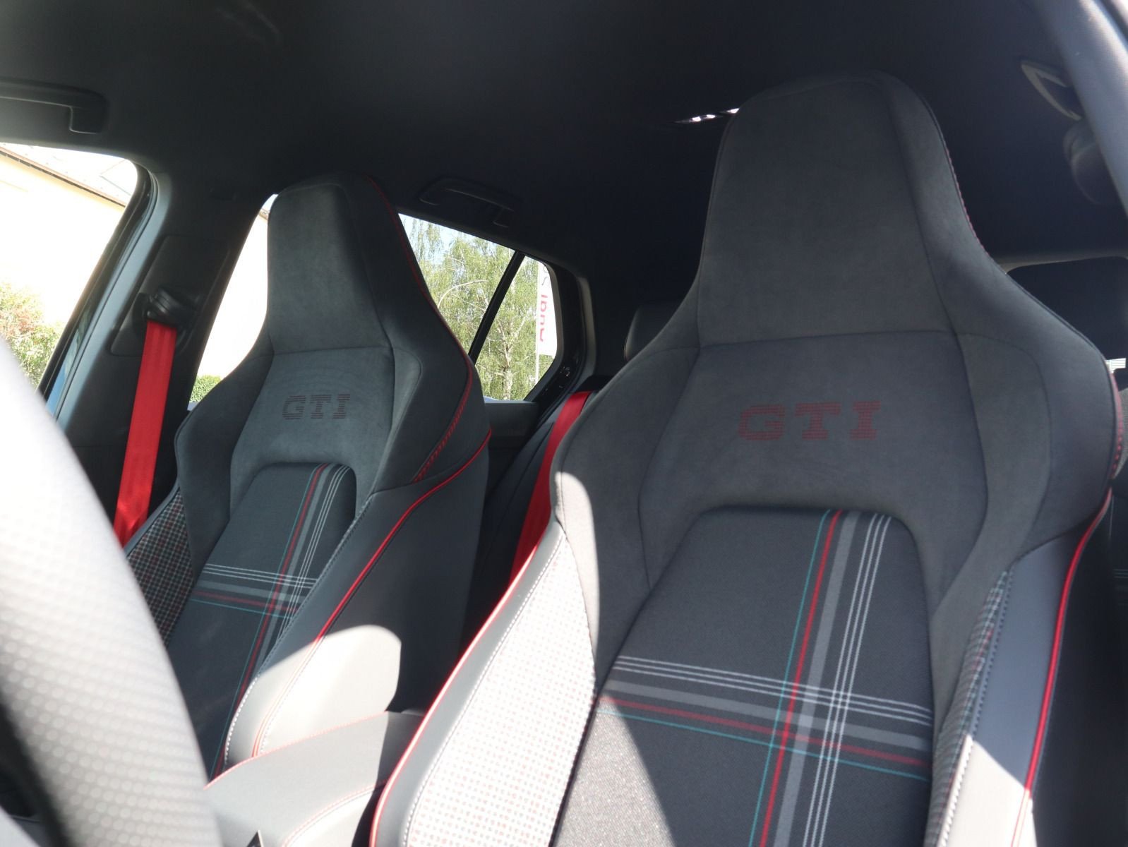 Fahrzeugabbildung Volkswagen Golf GTI EDITION 50 2,0 TSI OPF (325 PS) DSG*HARMAN KARDON*19 ZOLL*WINTERRÄDER*