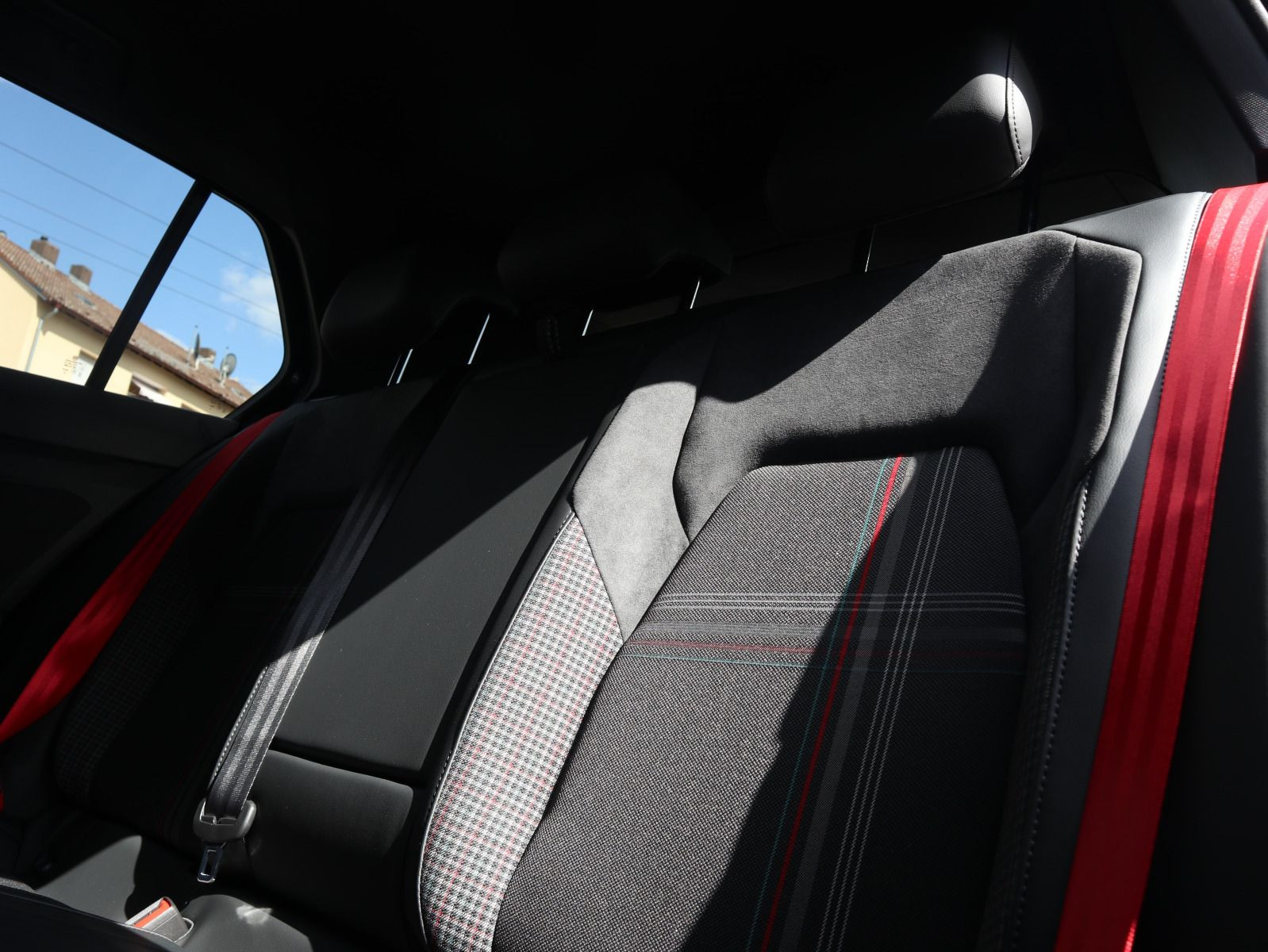Fahrzeugabbildung Volkswagen Golf GTI EDITION 50 2,0 TSI OPF (325 PS) DSG*HARMAN KARDON*19 ZOLL*WINTERRÄDER*