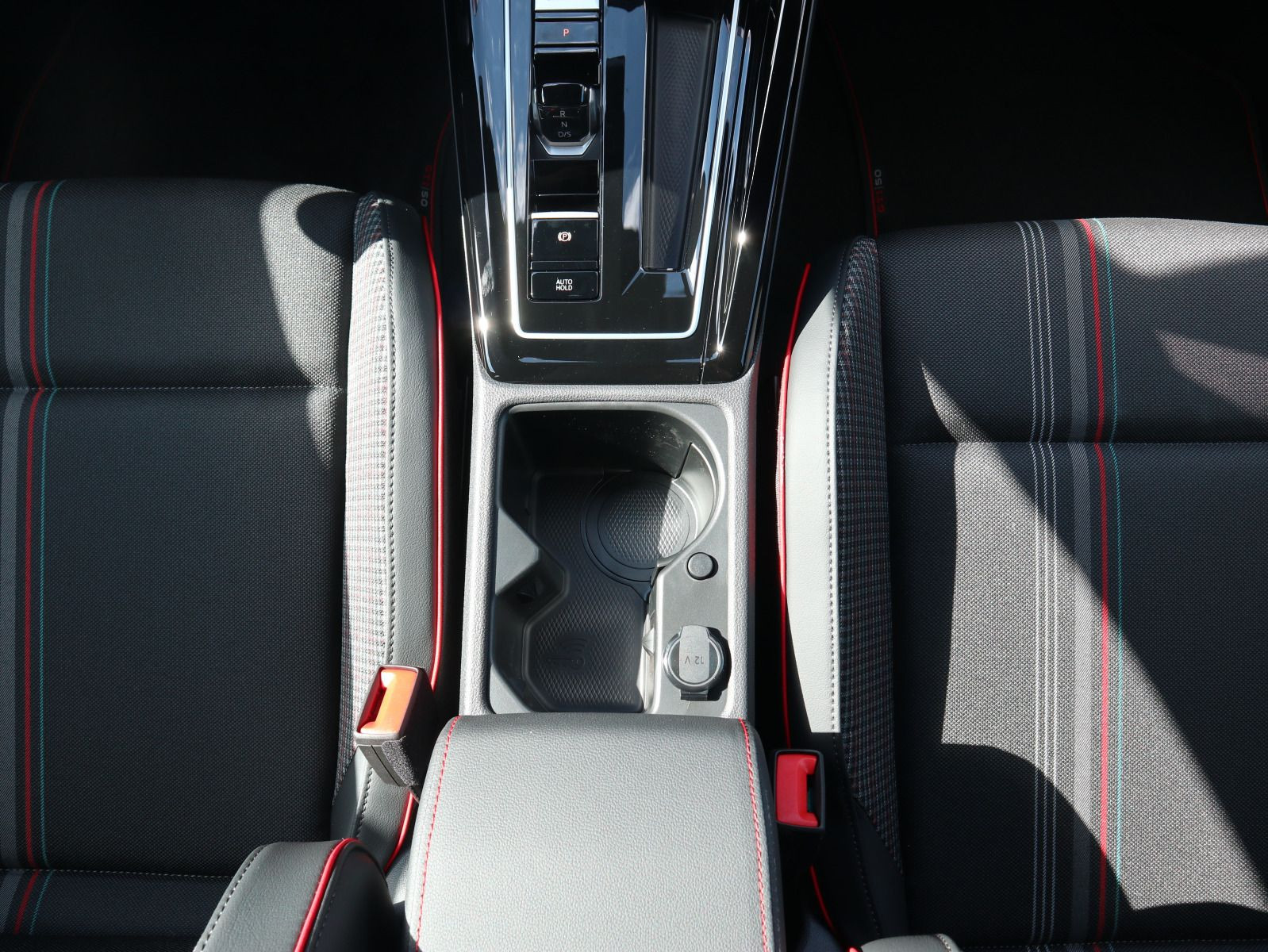 Fahrzeugabbildung Volkswagen Golf GTI EDITION 50 2,0 TSI OPF (325 PS) DSG*HARMAN KARDON*19 ZOLL*WINTERRÄDER*