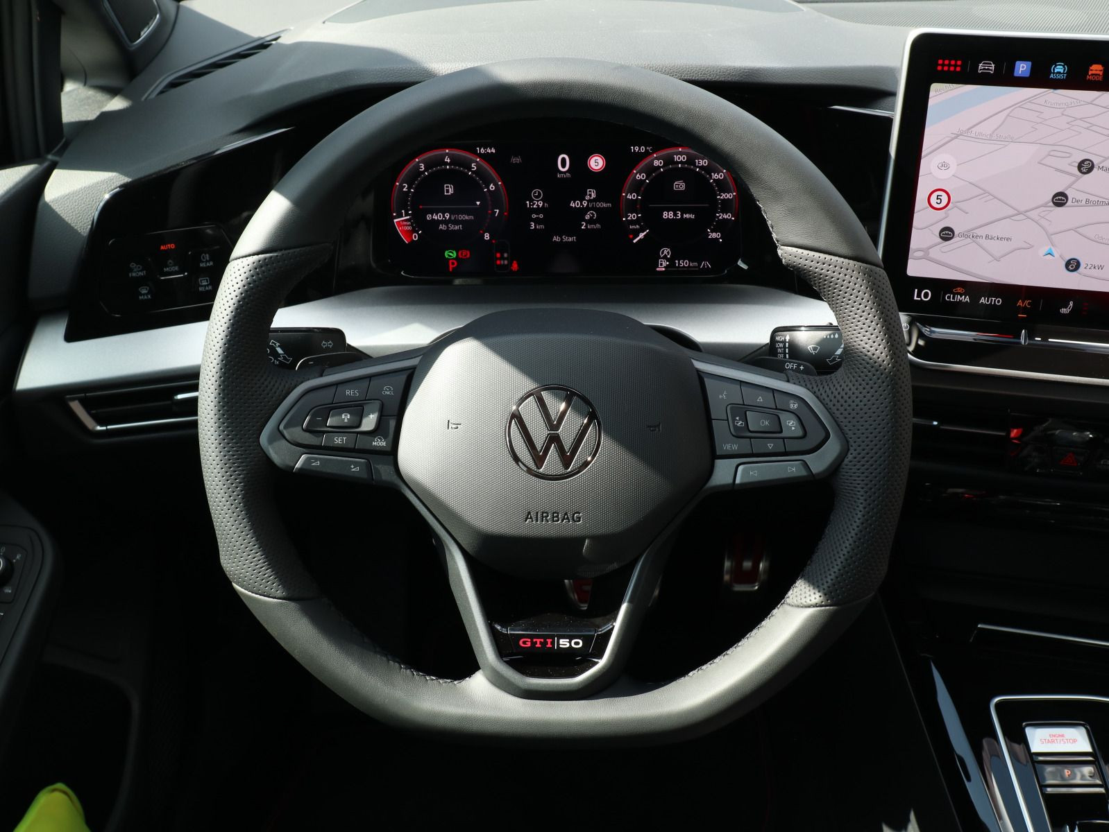 Fahrzeugabbildung Volkswagen Golf GTI EDITION 50 2,0 TSI OPF (325 PS) DSG*HARMAN KARDON*19 ZOLL*WINTERRÄDER*