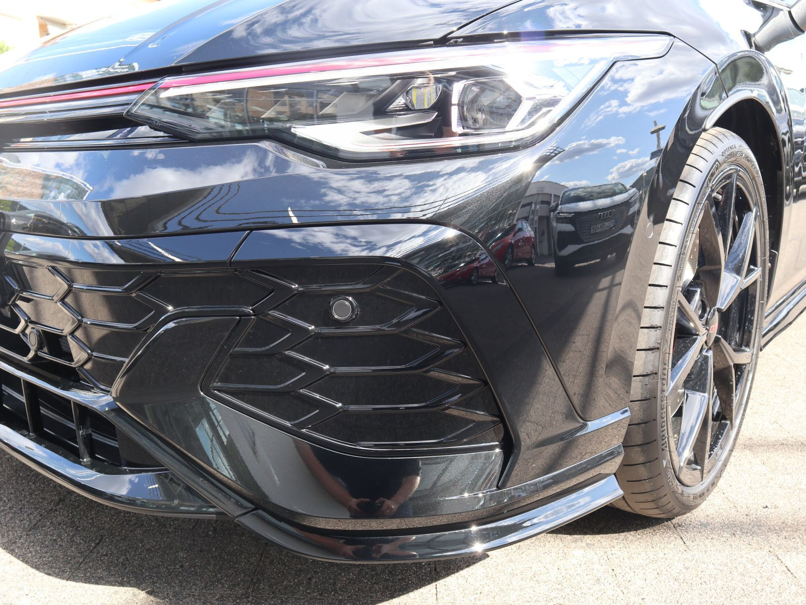 Fahrzeugabbildung Volkswagen Golf GTI EDITION 50 2,0 TSI OPF (325 PS) DSG*HARMAN KARDON*19 ZOLL*WINTERRÄDER*