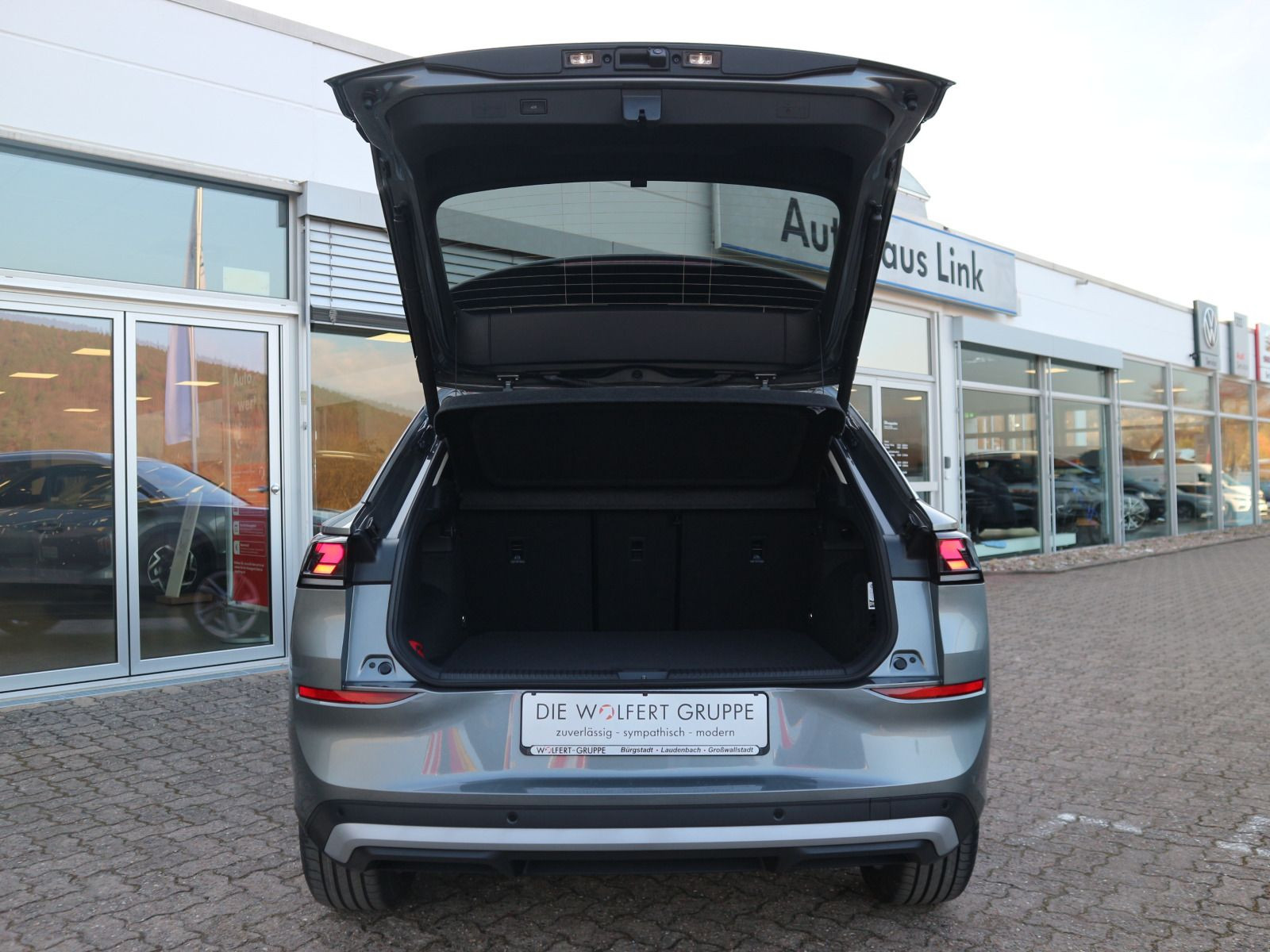 Fahrzeugabbildung Volkswagen T-Roc Style 1.5 eTSI OPF (150 PS) DSG *WINTERRÄDER*PANORAMA*NEUES MODELL*