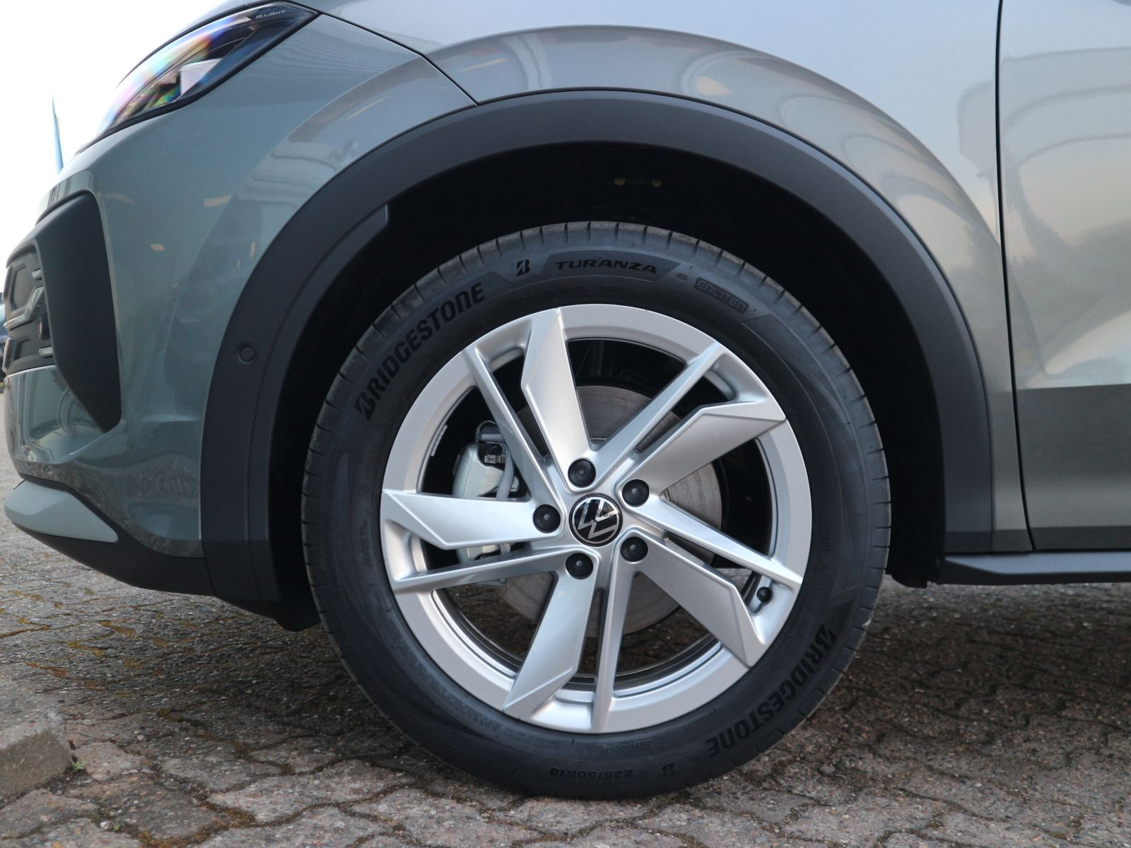 Fahrzeugabbildung Volkswagen T-Roc Style 1.5 eTSI OPF (150 PS) DSG *WINTERRÄDER*PANORAMA*NEUES MODELL*