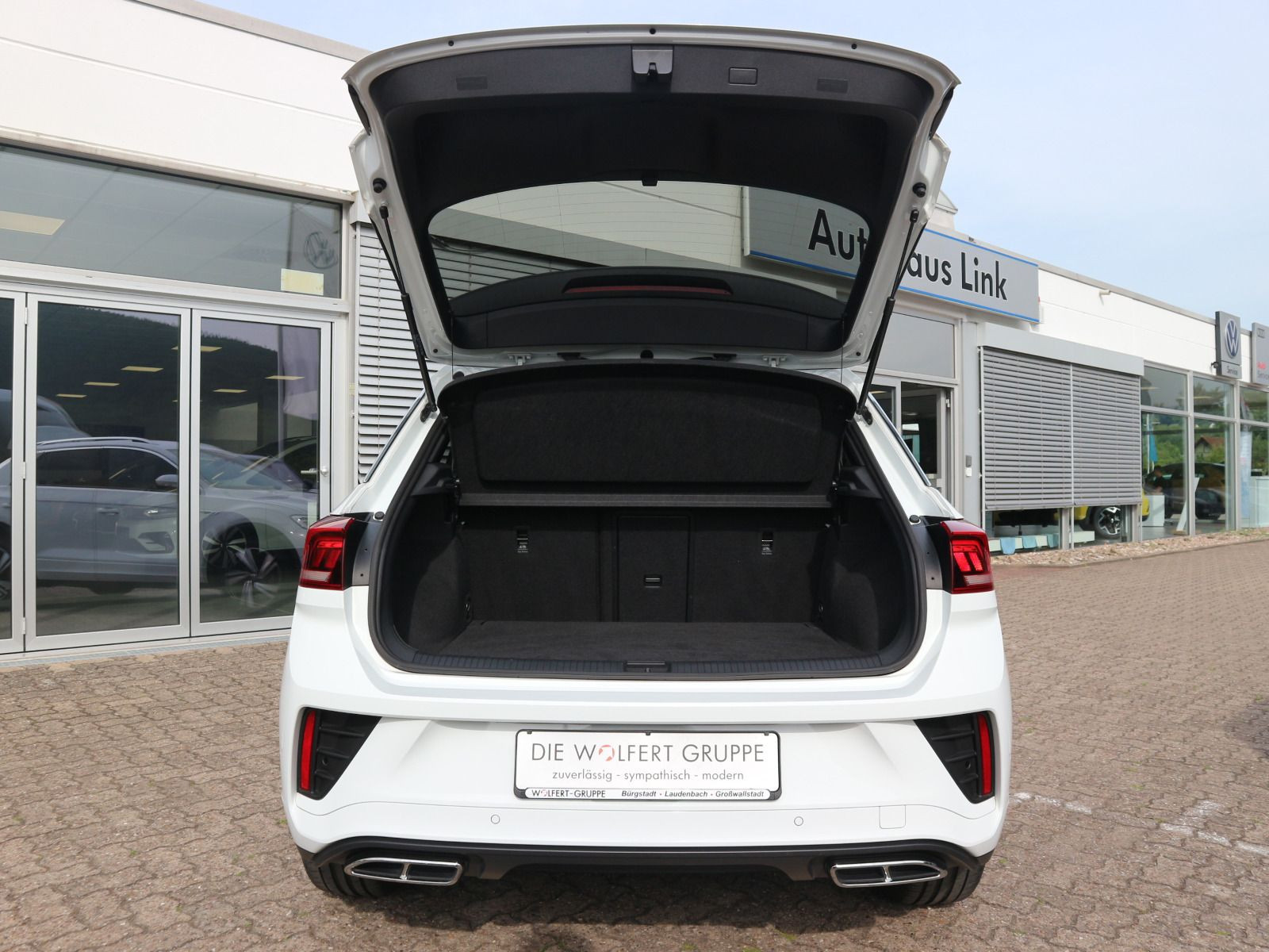 Fahrzeugabbildung Volkswagen T-Roc R-Line 1.5 TSI DSG AHK RFK NAVI IQ.DRIVE-PAKET