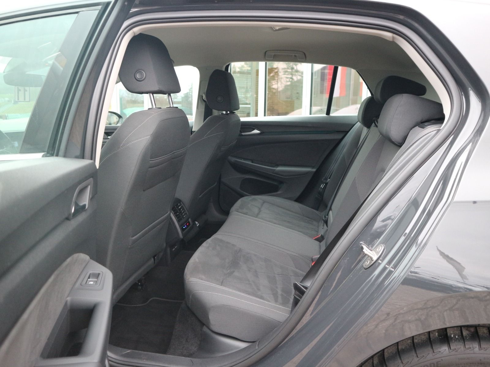 Fahrzeugabbildung Volkswagen Golf Style 1.5 TSI ACC CARPLAY SITZHZG LED