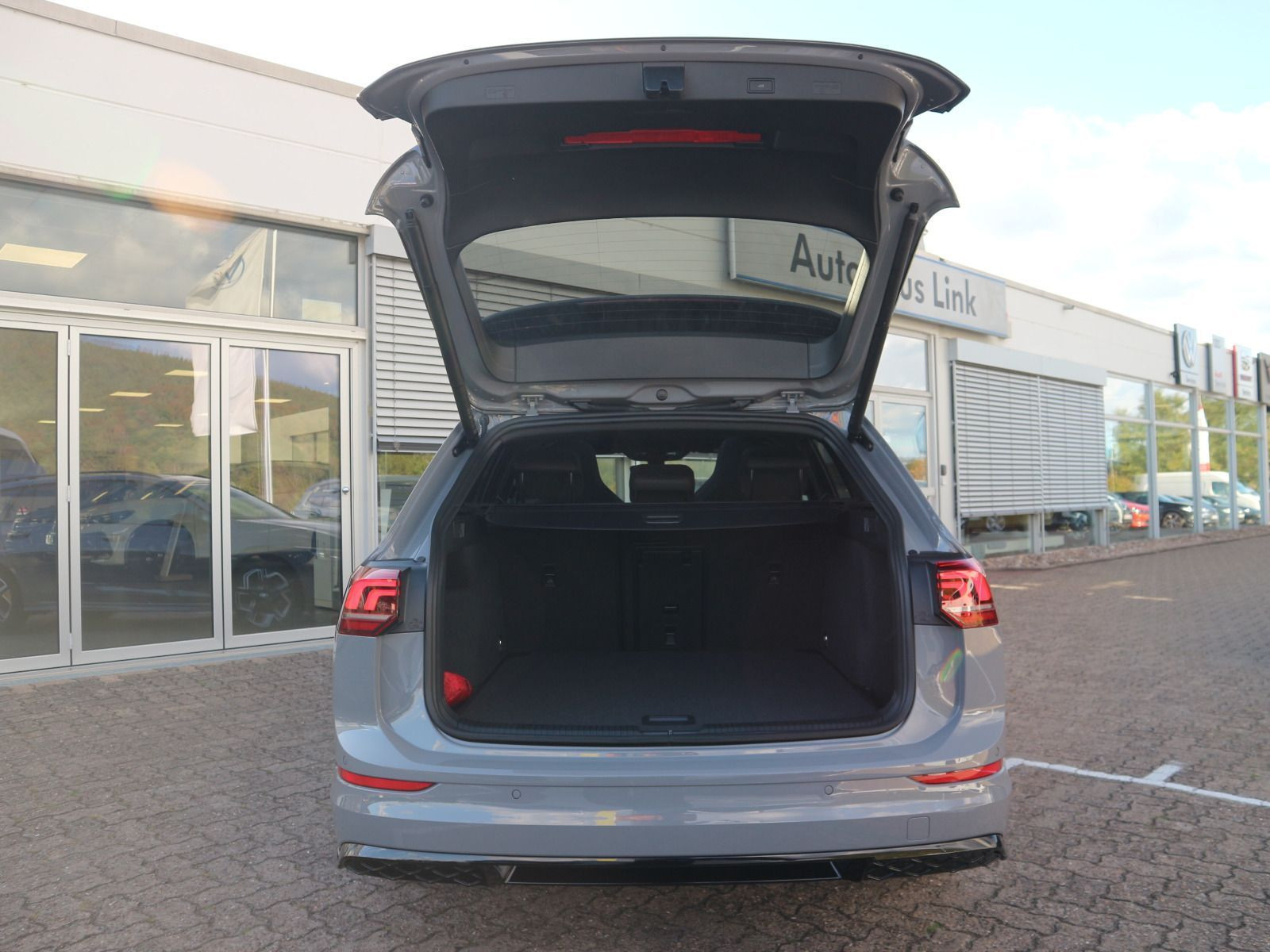Fahrzeugabbildung Volkswagen Golf Variant R-Line 2,0 TSI OPF 4MOTION 150 kW (204 PS) DSG *AHK*HARMAN KARDON*PANORAMA*BLACKSTYLE*