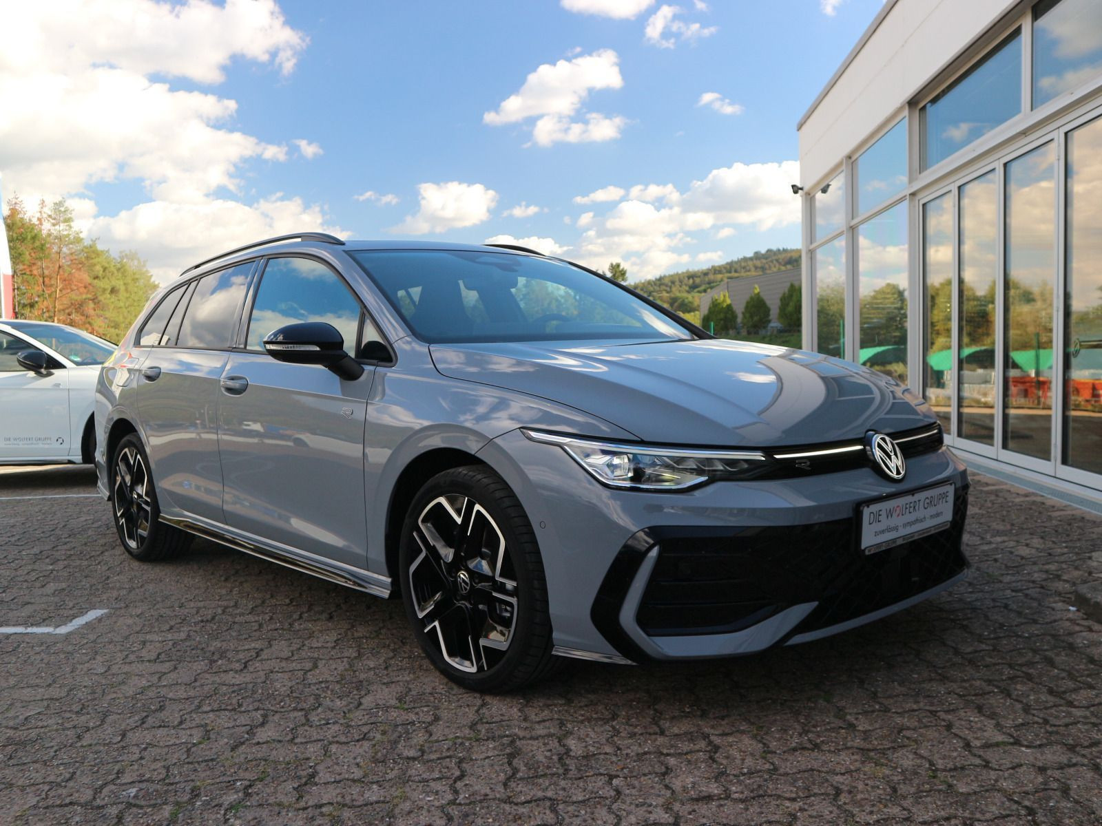 Fahrzeugabbildung Volkswagen Golf Variant R-Line 2,0 TSI OPF 4MOTION 150 kW (204 PS) DSG *AHK*HARMAN KARDON*PANORAMA*BLACKSTYLE*