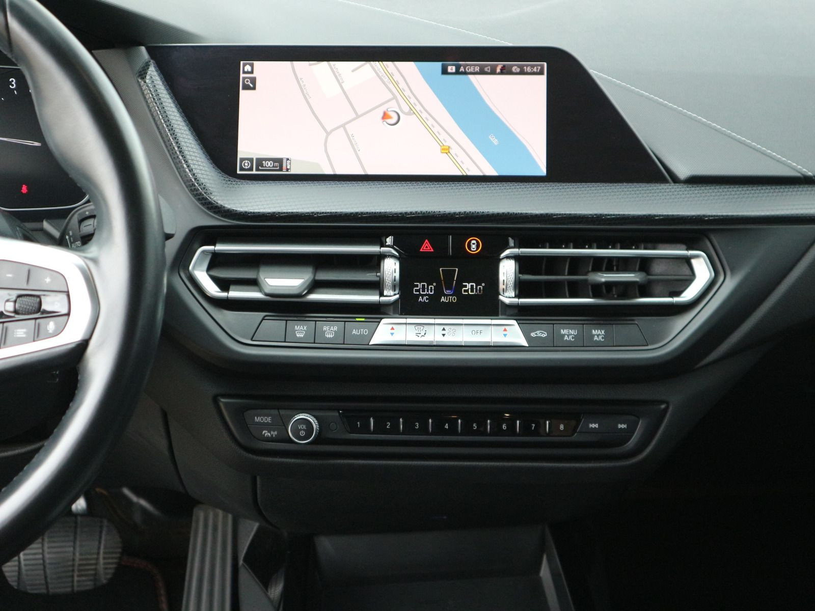 Fahrzeugabbildung BMW 118i Sport Line LED PANO LIVECOCKPIT SHADOW