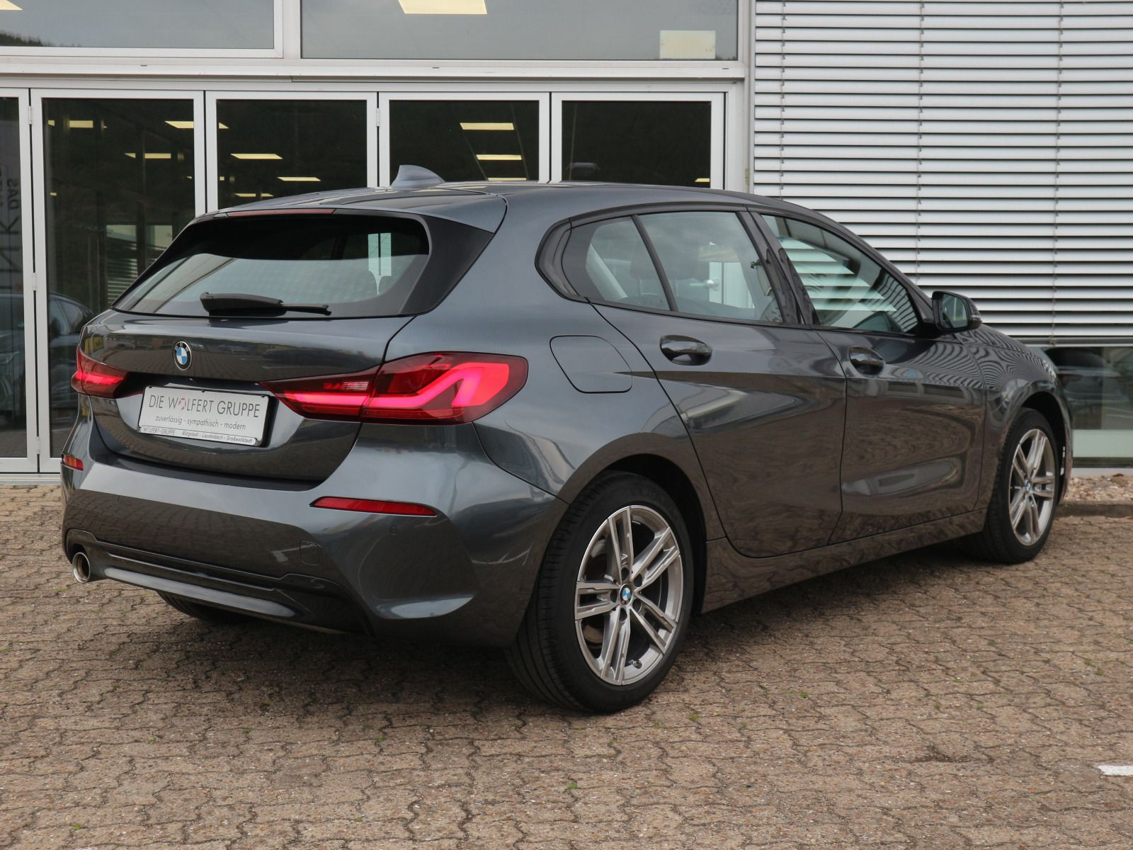 Fahrzeugabbildung BMW 118i Sport Line LED PANO LIVECOCKPIT SHADOW
